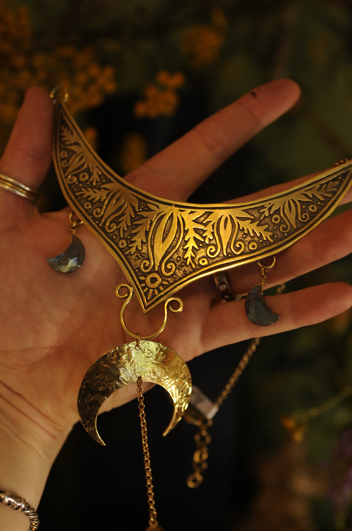 Collier plastron en laiton gravé avec grande lune en laiton et lune en labradorites