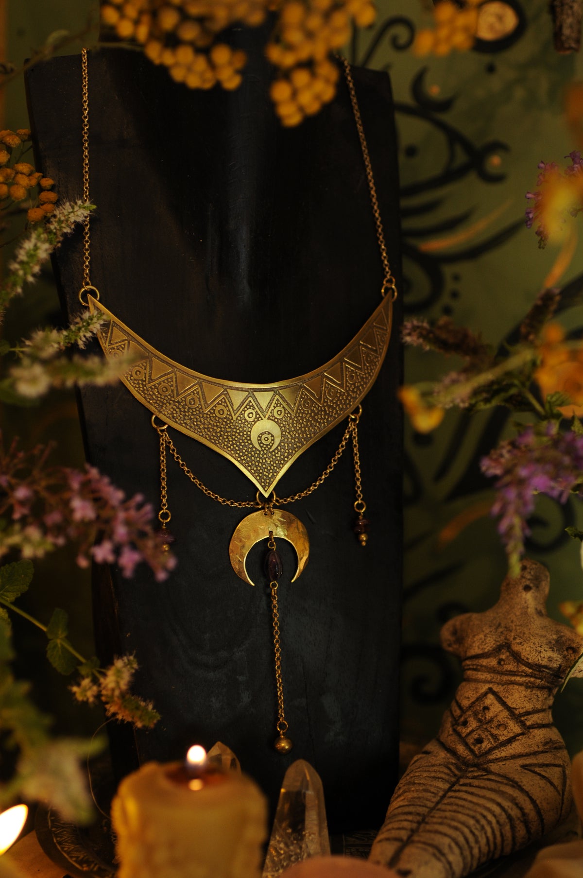 Petit plastron en laiton gravé, lune en laiton , améthyste et grenats