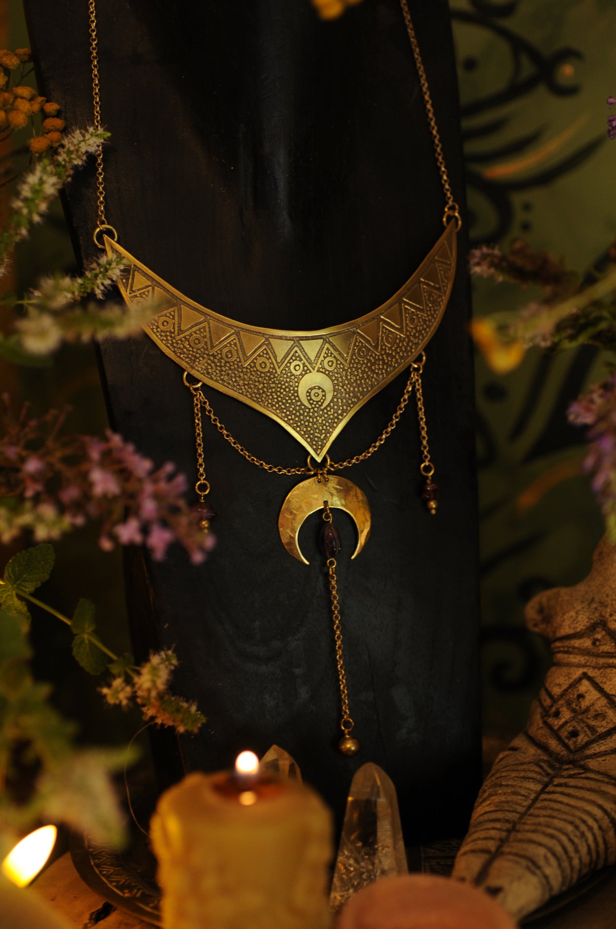 Petit plastron en laiton gravé, lune en laiton , améthyste et grenats