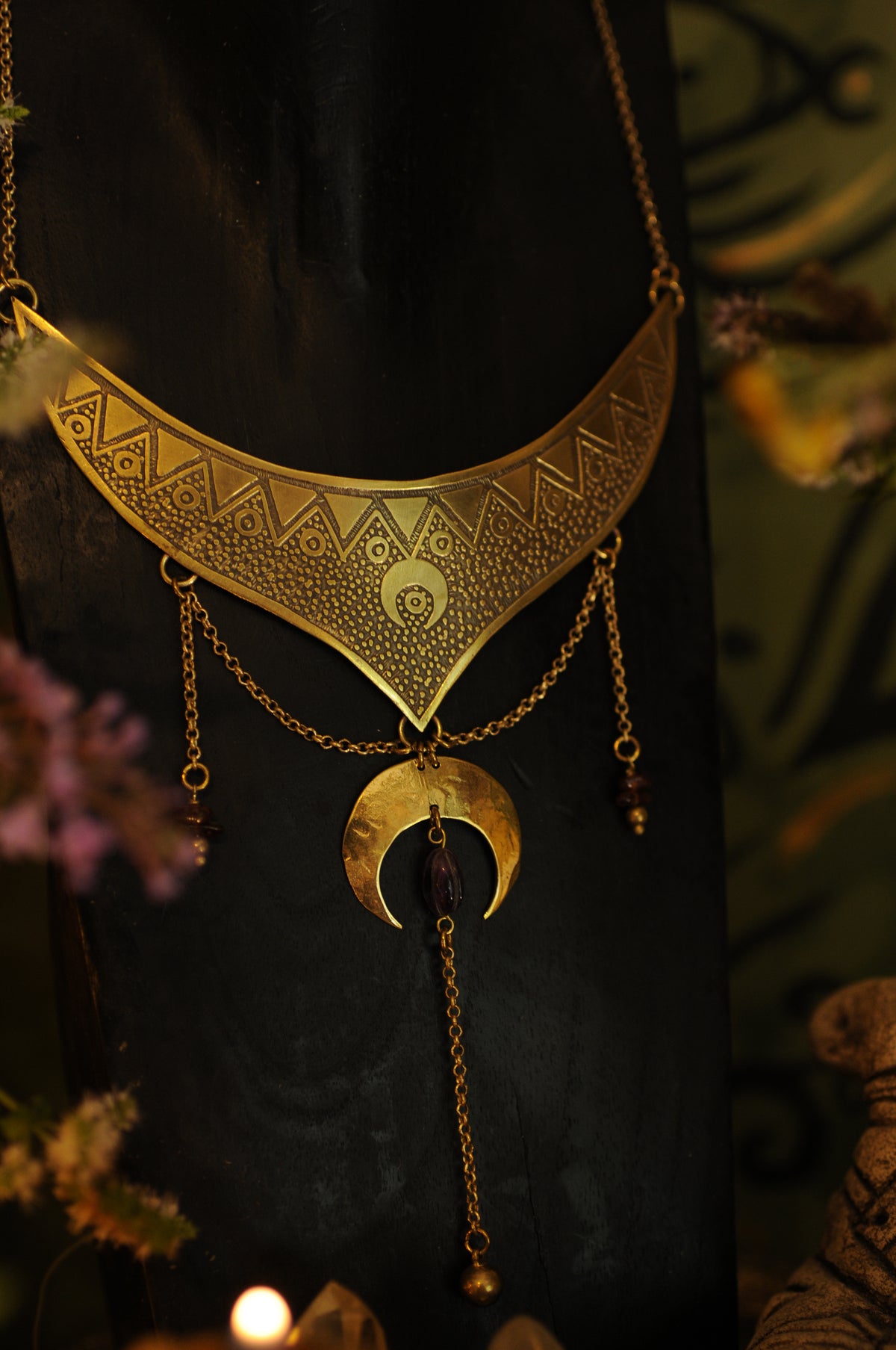 Petit plastron en laiton gravé, lune en laiton , améthyste et grenats
