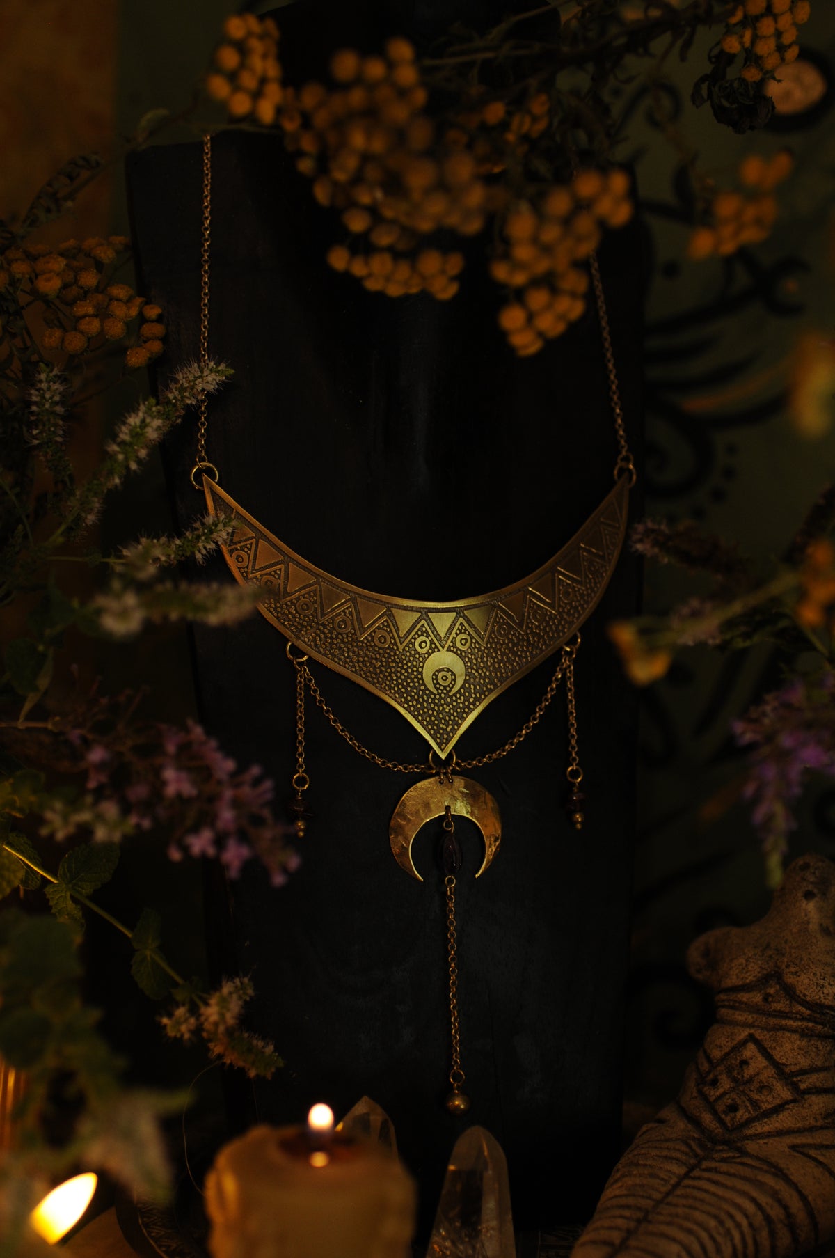Petit plastron en laiton gravé, lune en laiton , améthyste et grenats