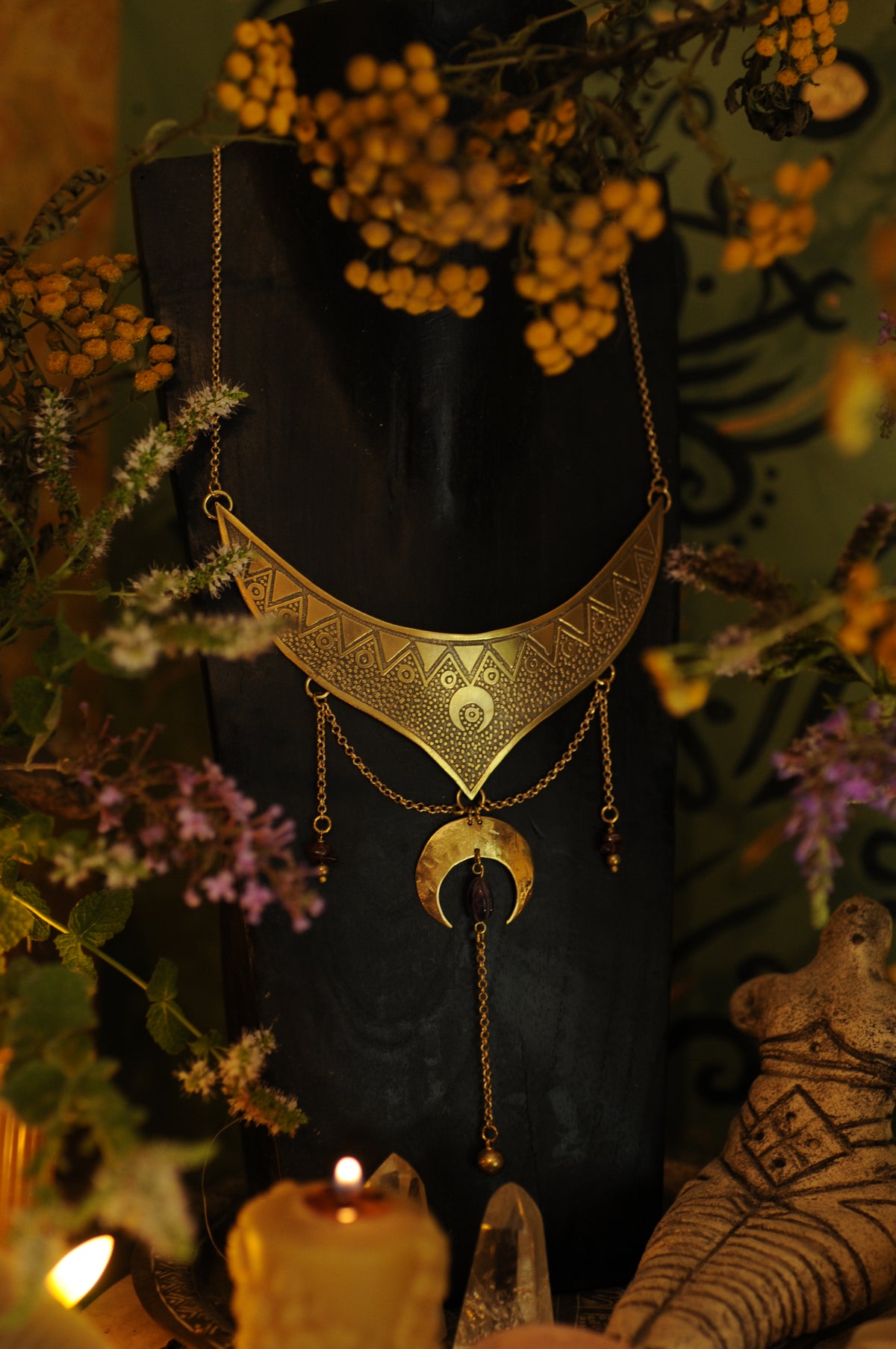 Petit plastron en laiton gravé, lune en laiton , améthyste et grenats