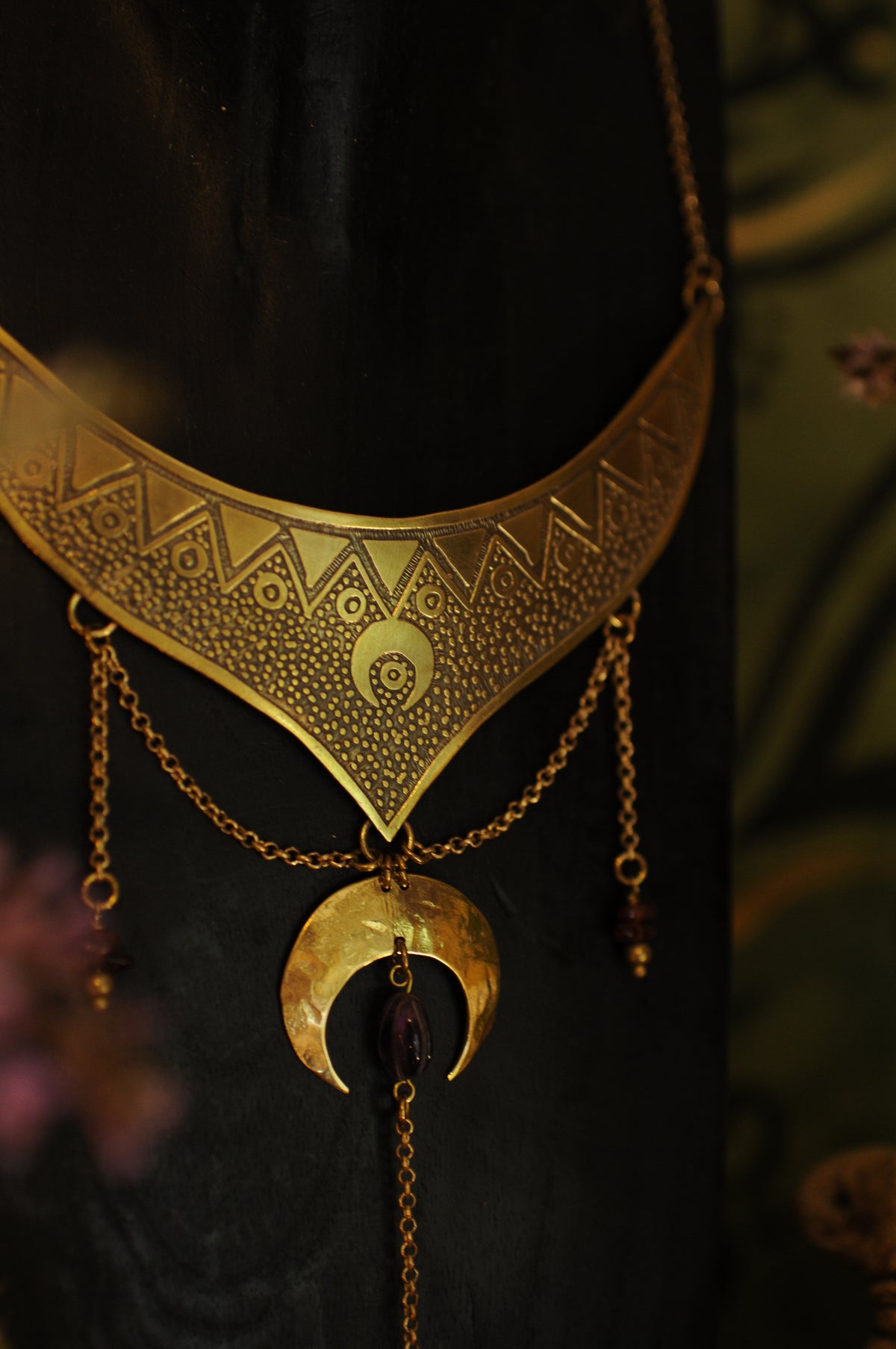 Petit plastron en laiton gravé, lune en laiton , améthyste et grenats