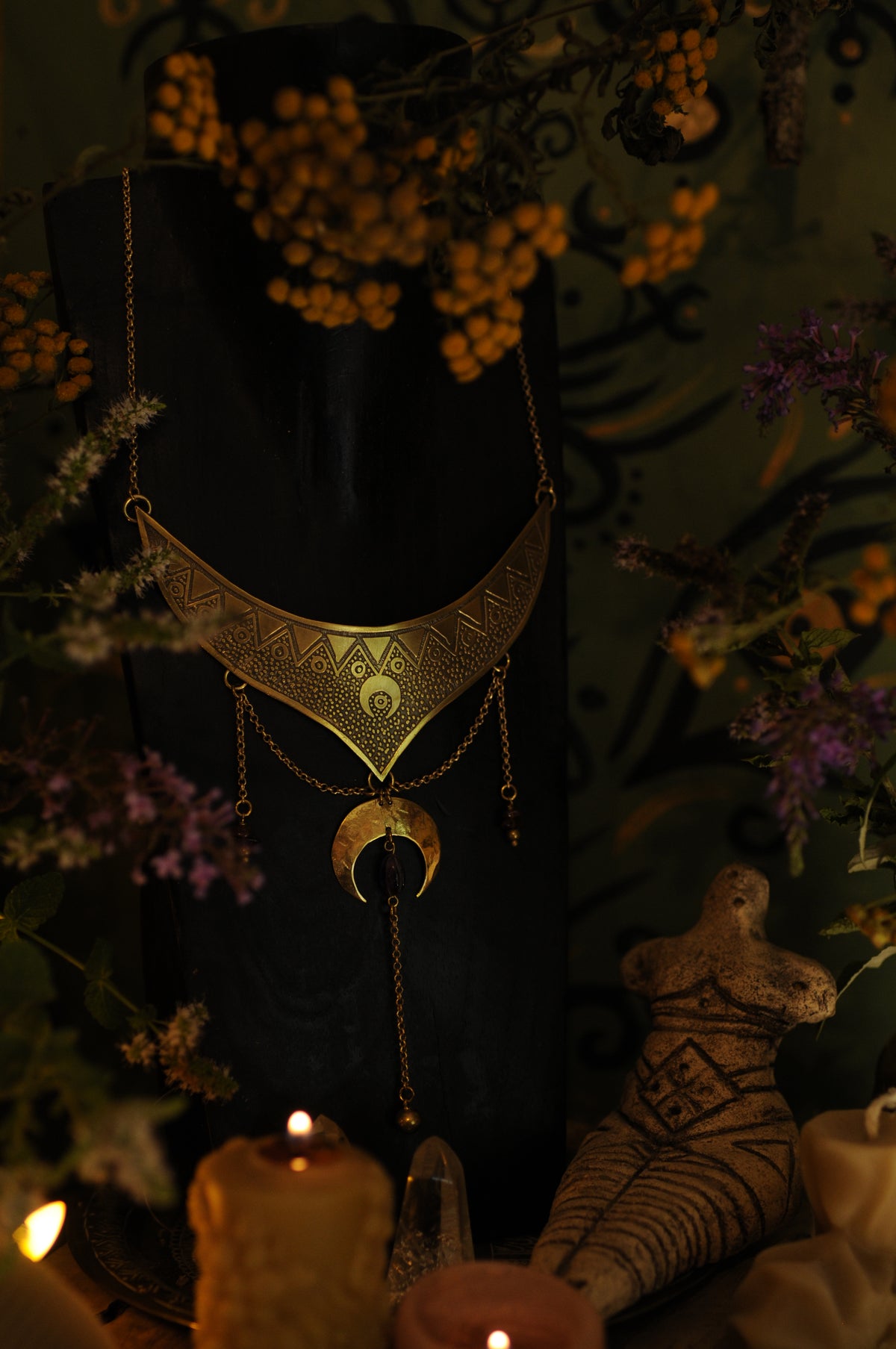 Petit plastron en laiton gravé, lune en laiton , améthyste et grenats