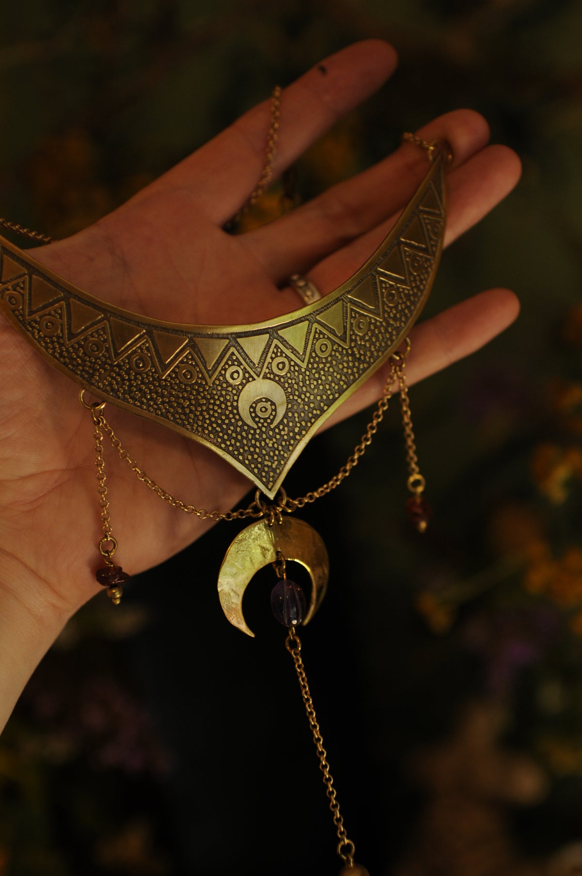 Petit plastron en laiton gravé, lune en laiton , améthyste et grenats