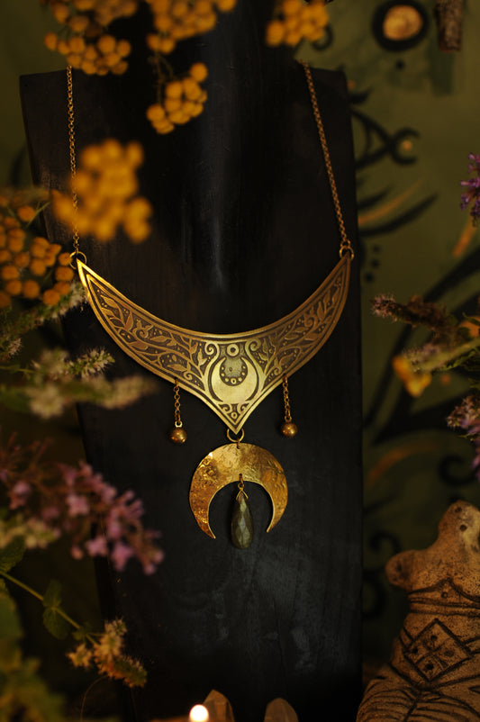 Petit plastron antique mandala, lune et labradorite