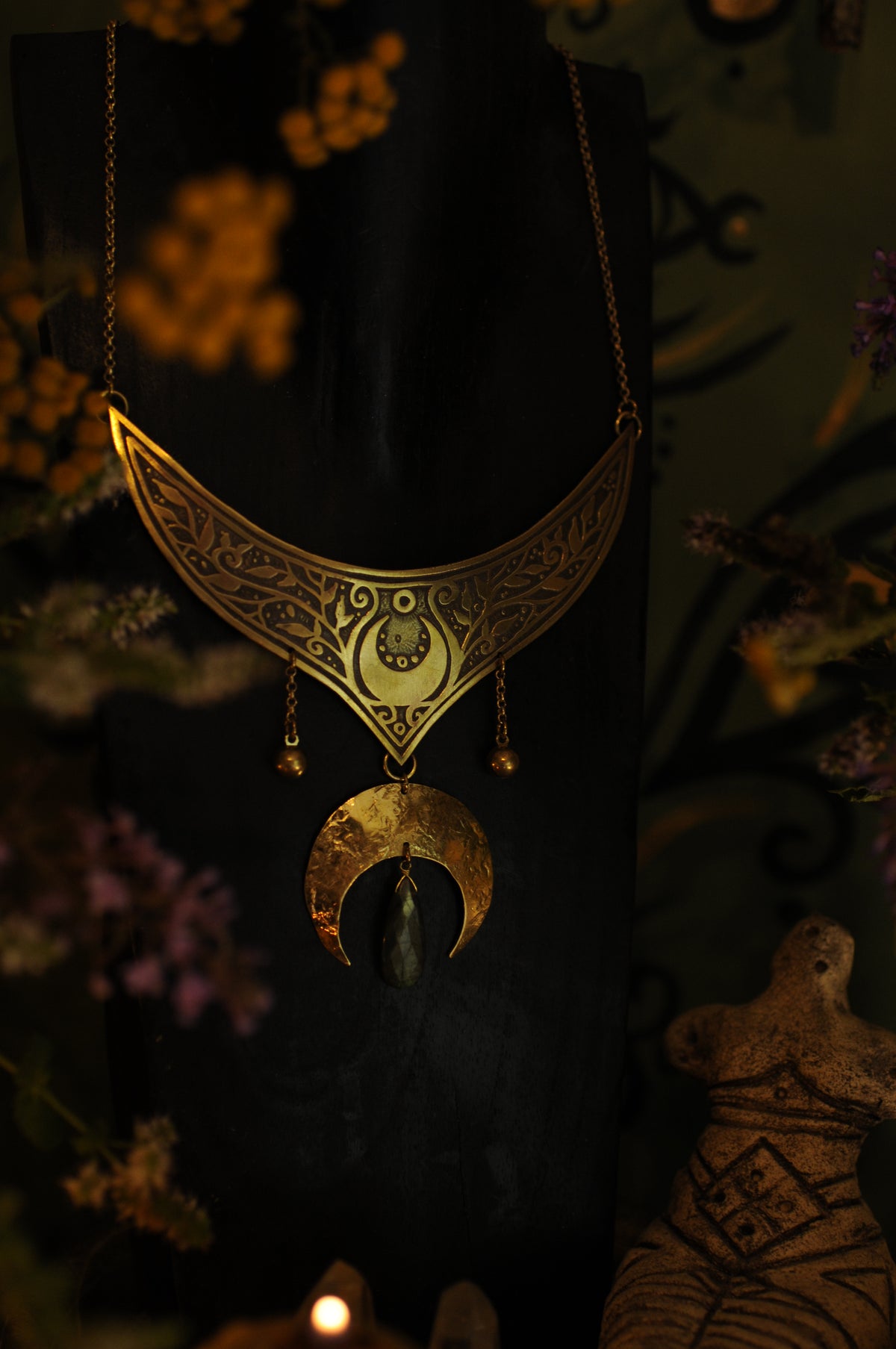 Petit plastron antique mandala, lune et labradorite