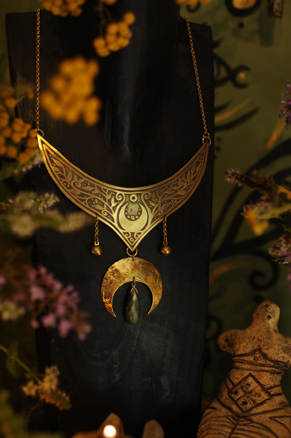 Petit plastron antique mandala, lune et labradorite