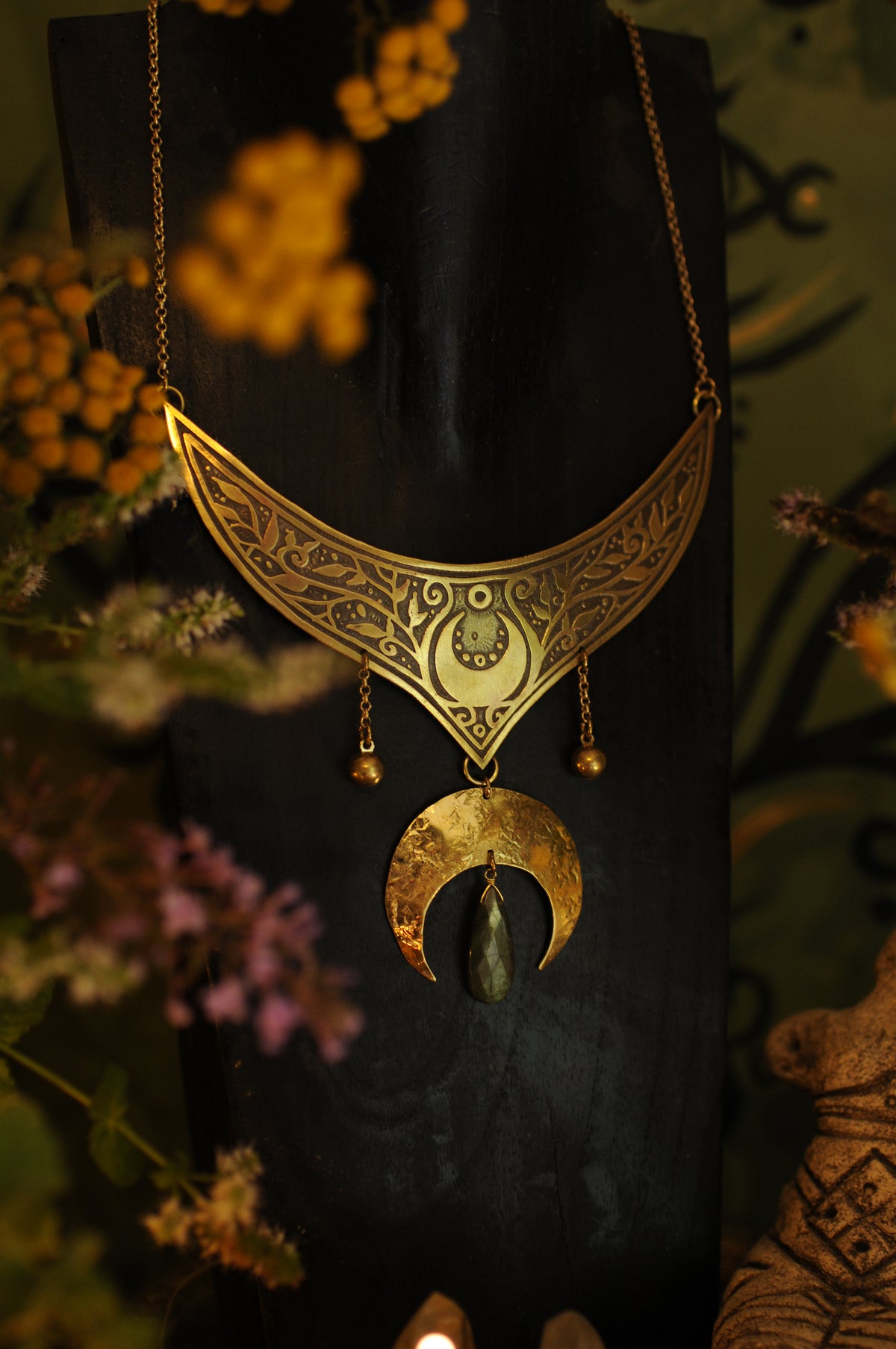 Petit plastron antique mandala, lune et labradorite