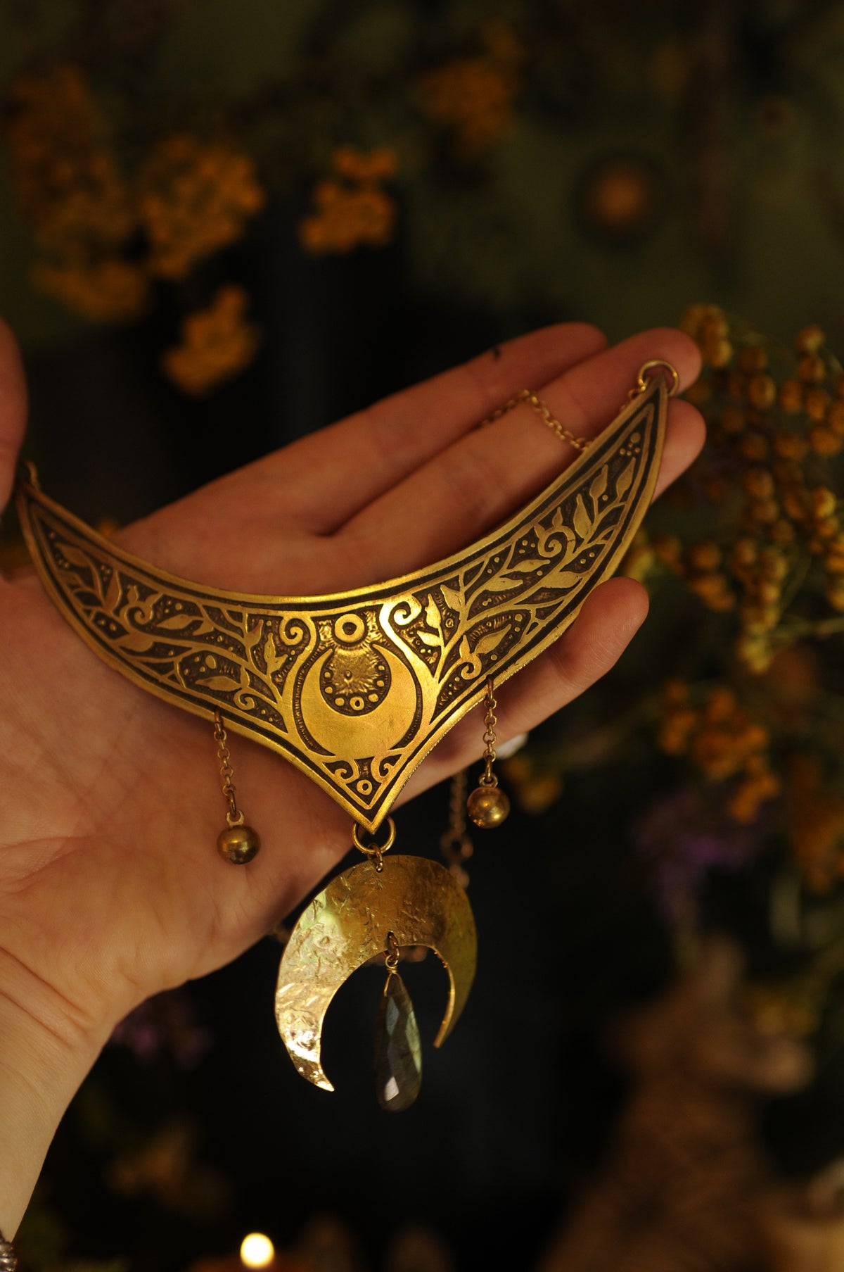 Petit plastron antique mandala, lune et labradorite