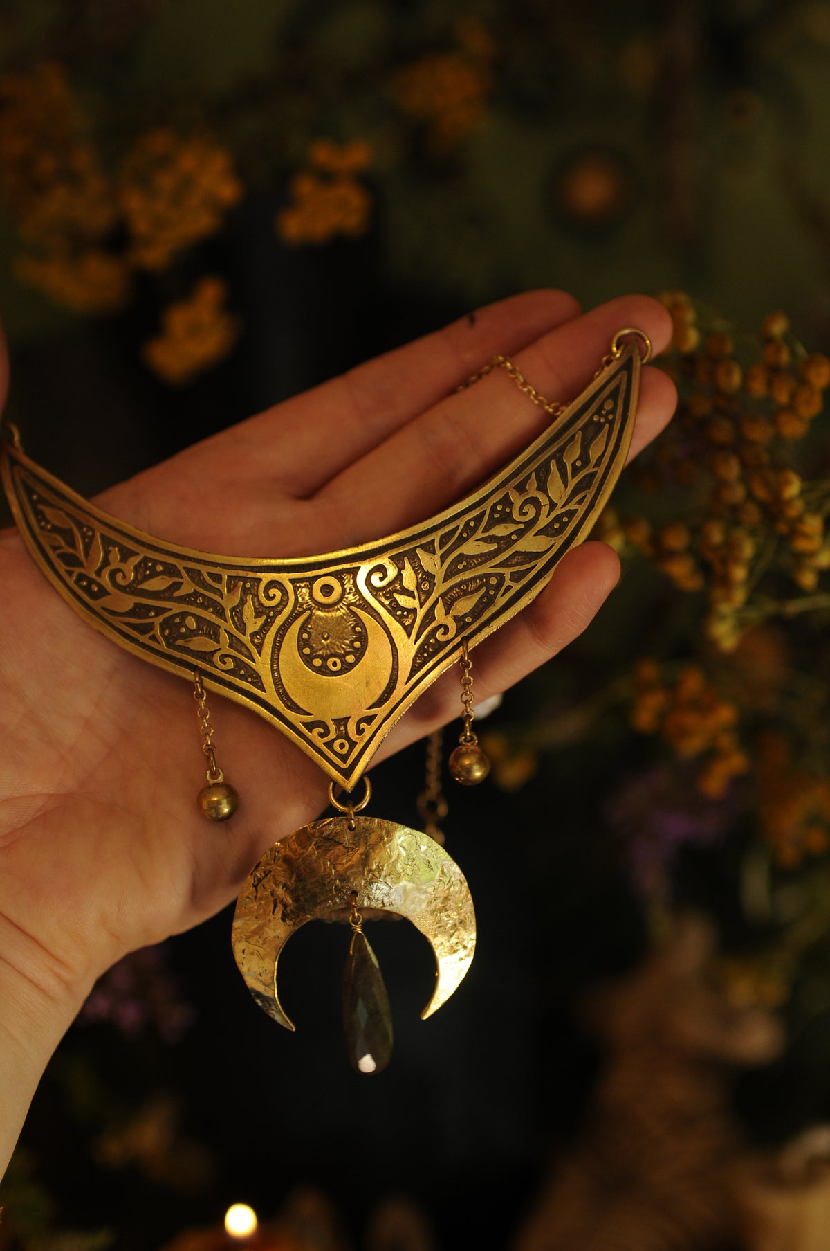 Petit plastron antique mandala, lune et labradorite