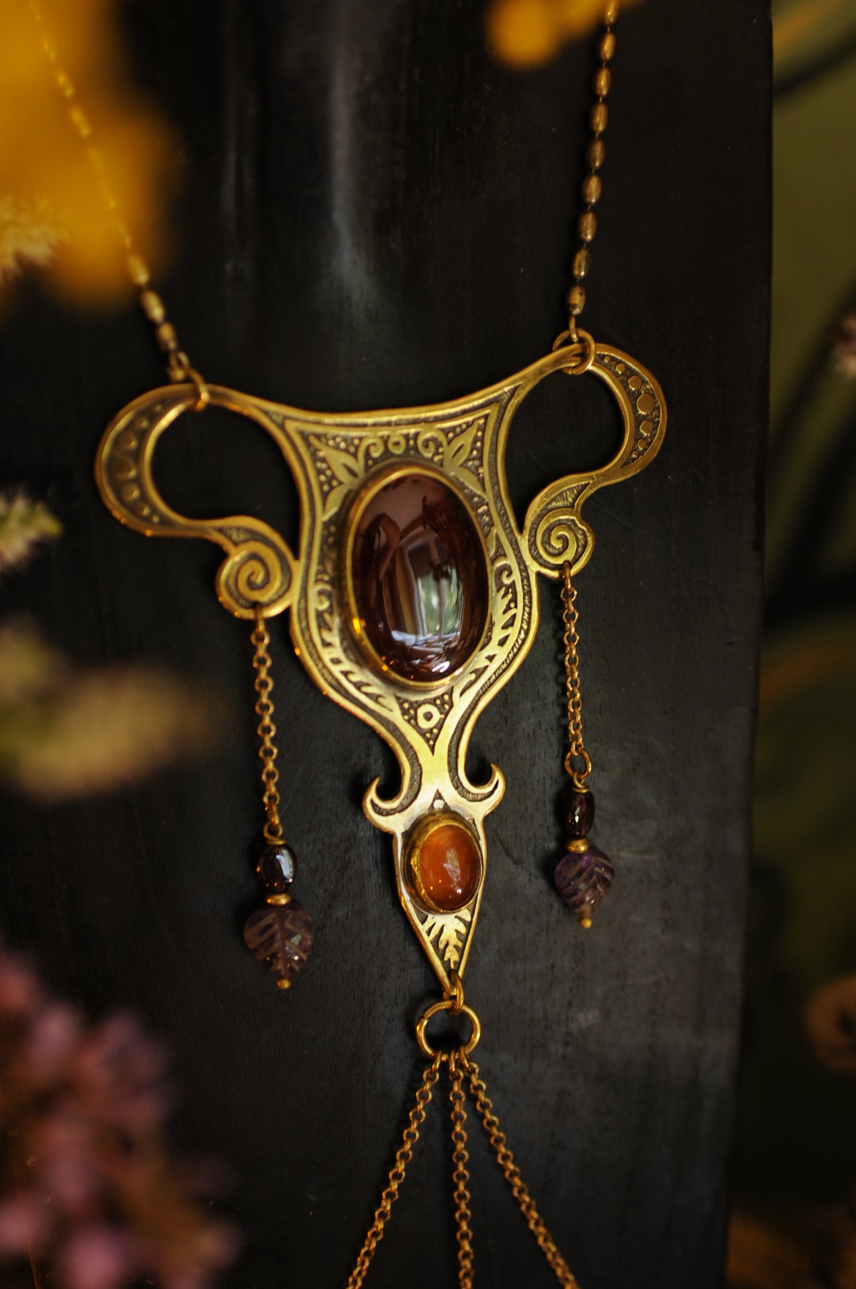 Bijou de Corps Utérus sacré, grenat, agate et améthyste