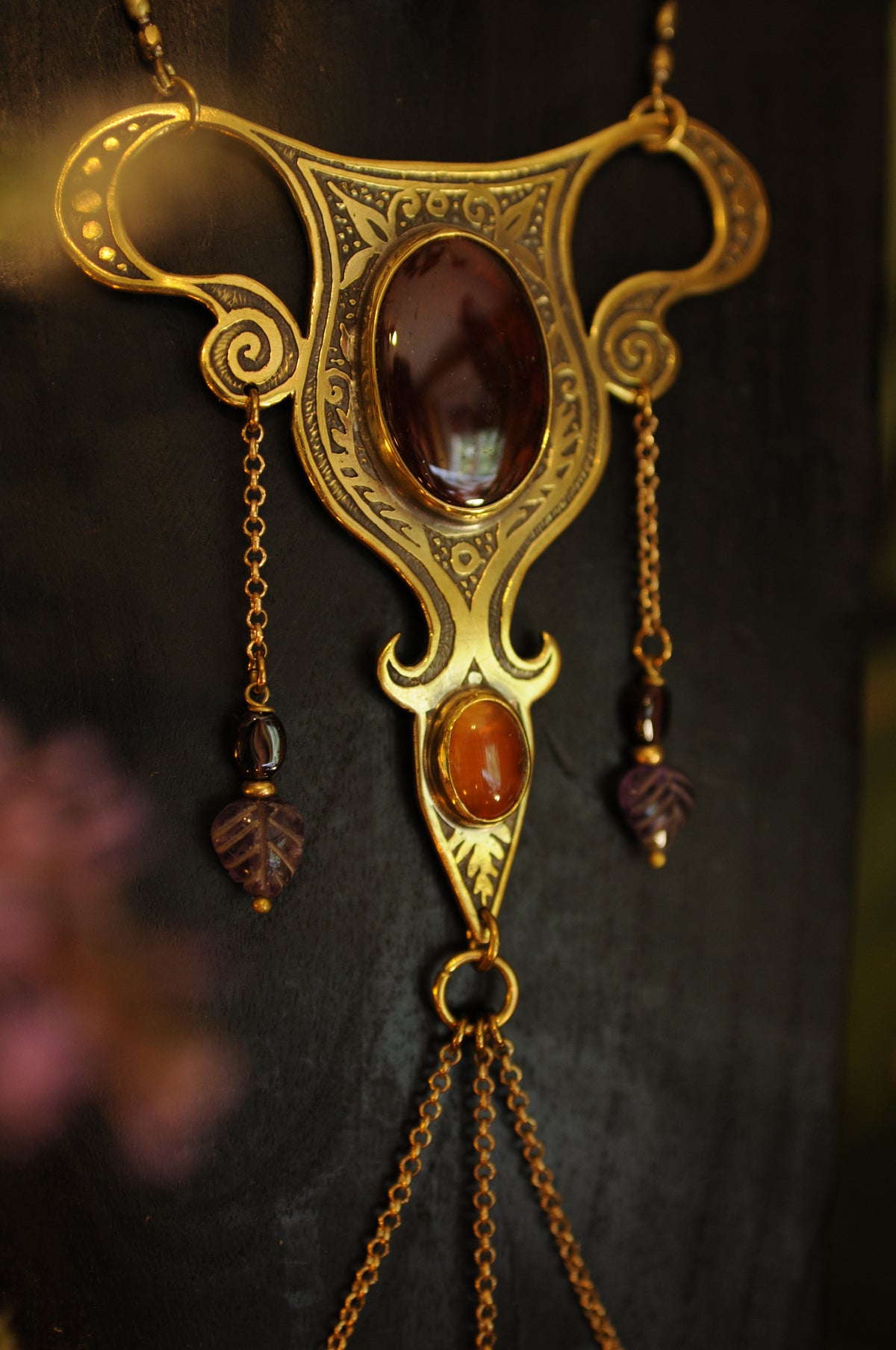 Bijou de Corps Utérus sacré, grenat, agate et améthyste