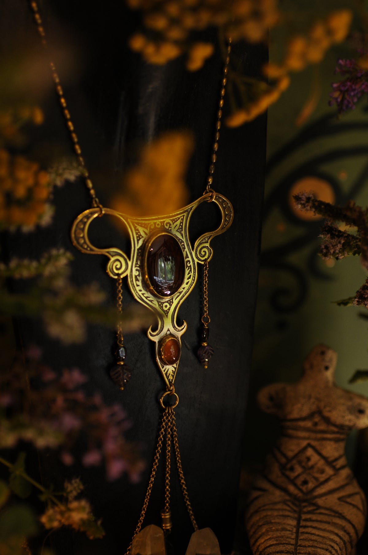 Bijou de Corps Utérus sacré, grenat, agate et améthyste