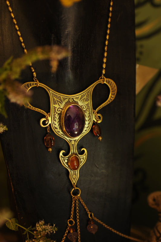 Bijou de Corps Utérus sacré, améthyste, agate, grenat et ambre