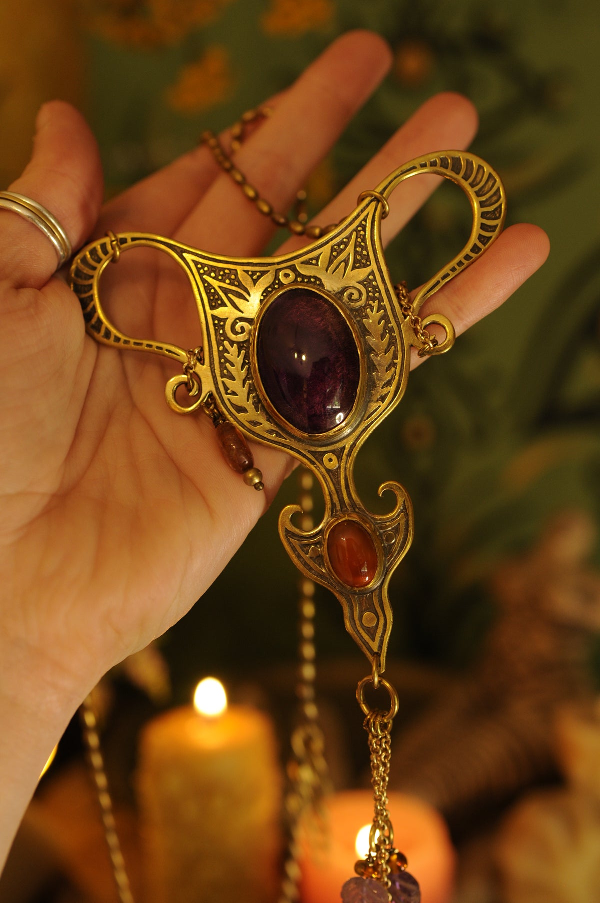 Bijou de Corps Utérus sacré, améthyste, agate, grenat et ambre