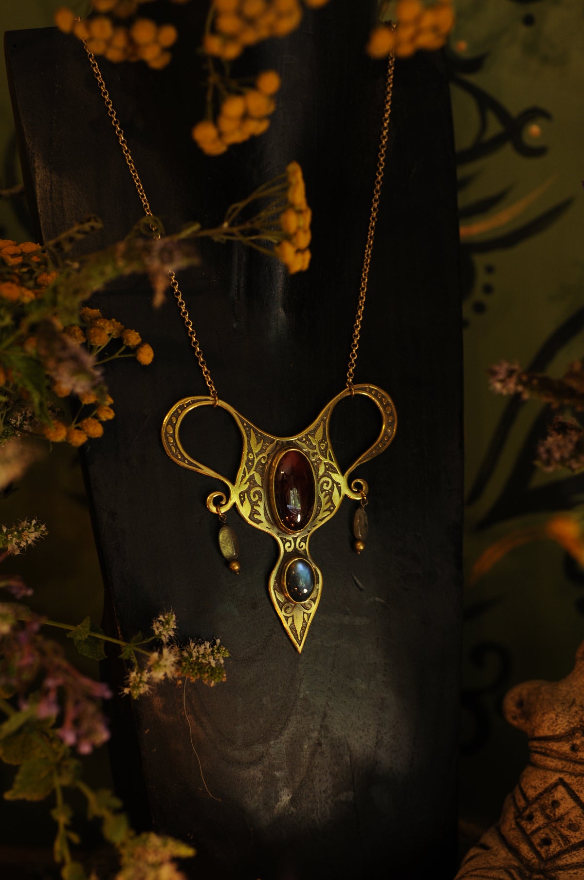 Bijou de Corps Utérus sacré, grenat, labradorite