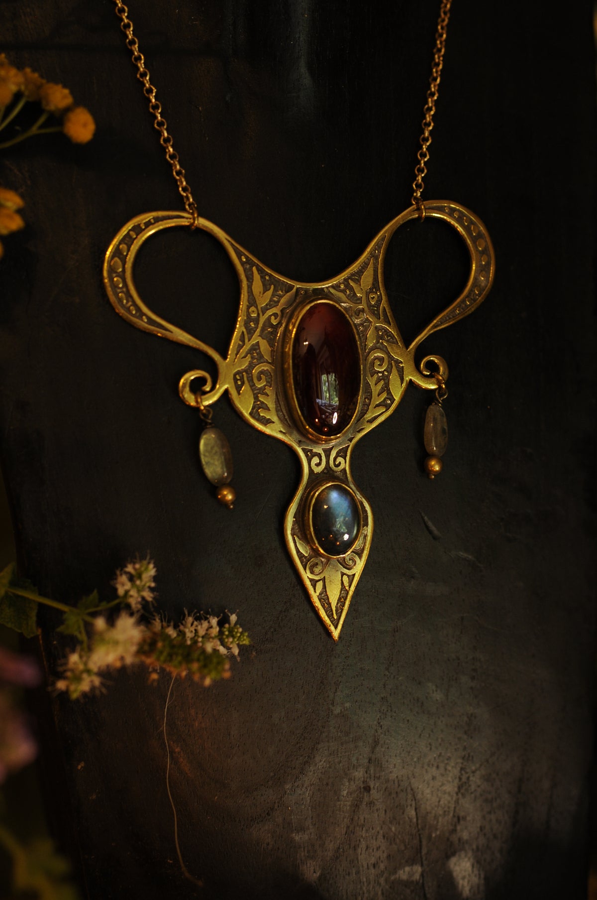 Bijou de Corps Utérus sacré, grenat, labradorite
