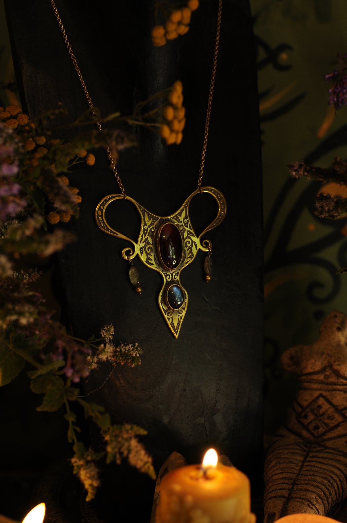 Bijou de Corps Utérus sacré, grenat, labradorite