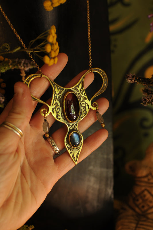 Bijou de Corps Utérus sacré, grenat, labradorite