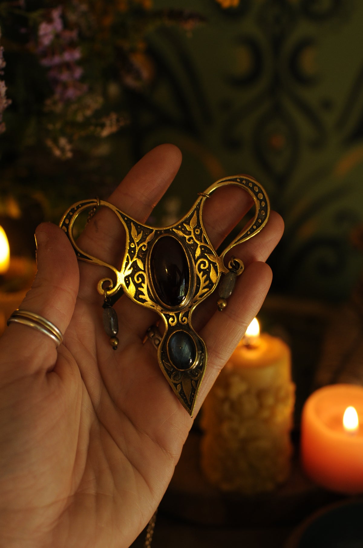 Bijou de Corps Utérus sacré, grenat, labradorite