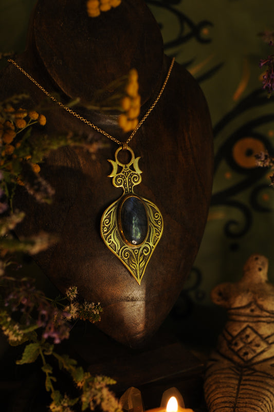 Grande Vénus d'été, pendentif laiton gravé et labradorite