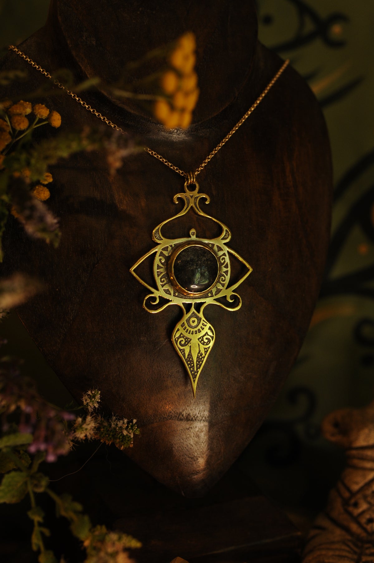 Pendentif Oeil d'été en laiton gravé et Obsidienne aux reflets argentés
