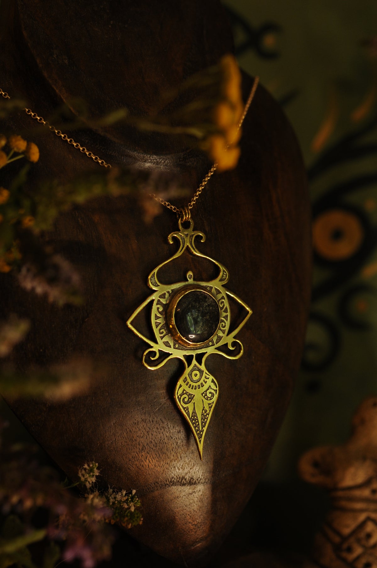 Pendentif Oeil d'été en laiton gravé et Obsidienne aux reflets argentés