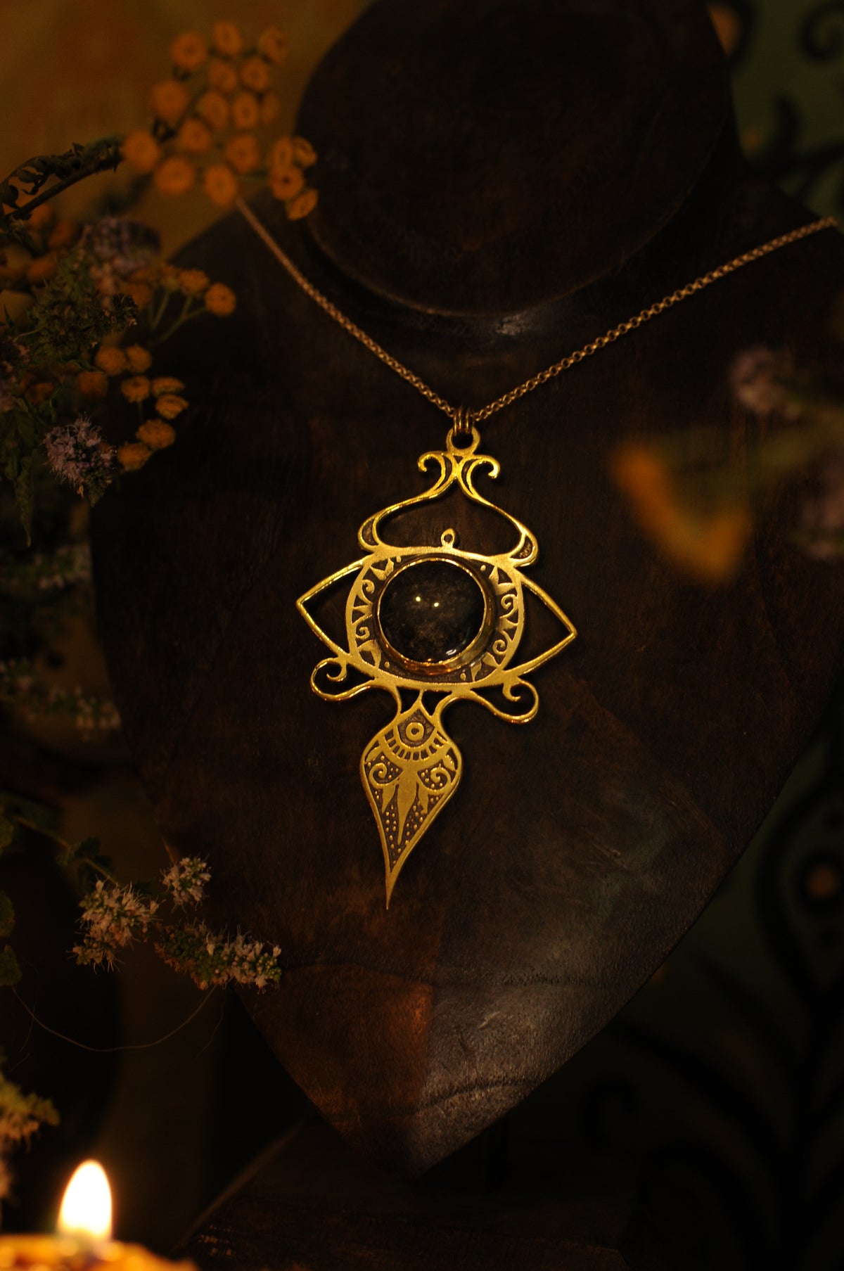Pendentif Oeil d'été en laiton gravé et Obsidienne aux reflets argentés