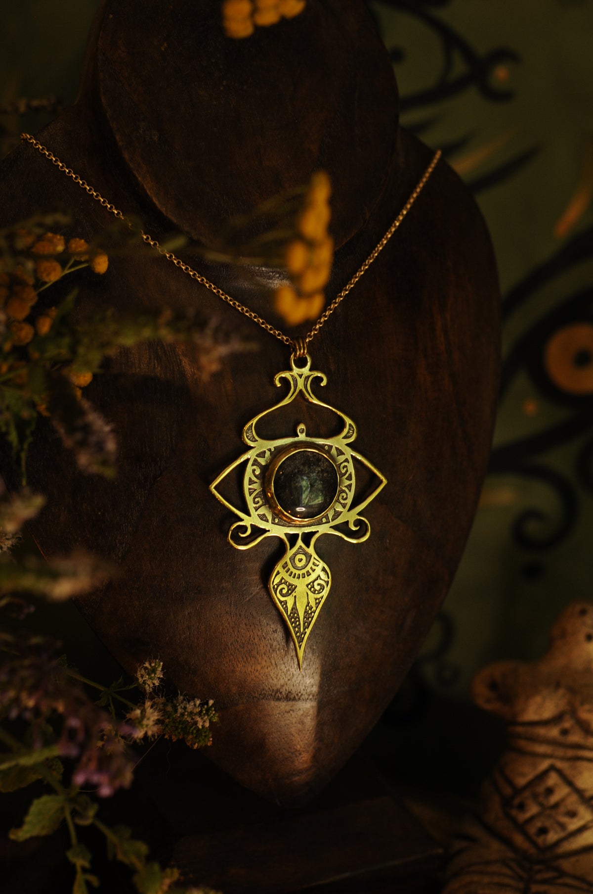 Pendentif Oeil d'été en laiton gravé et Obsidienne aux reflets argentés