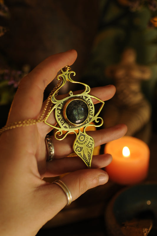 Pendentif Oeil d'été en laiton gravé et Obsidienne aux reflets argentés