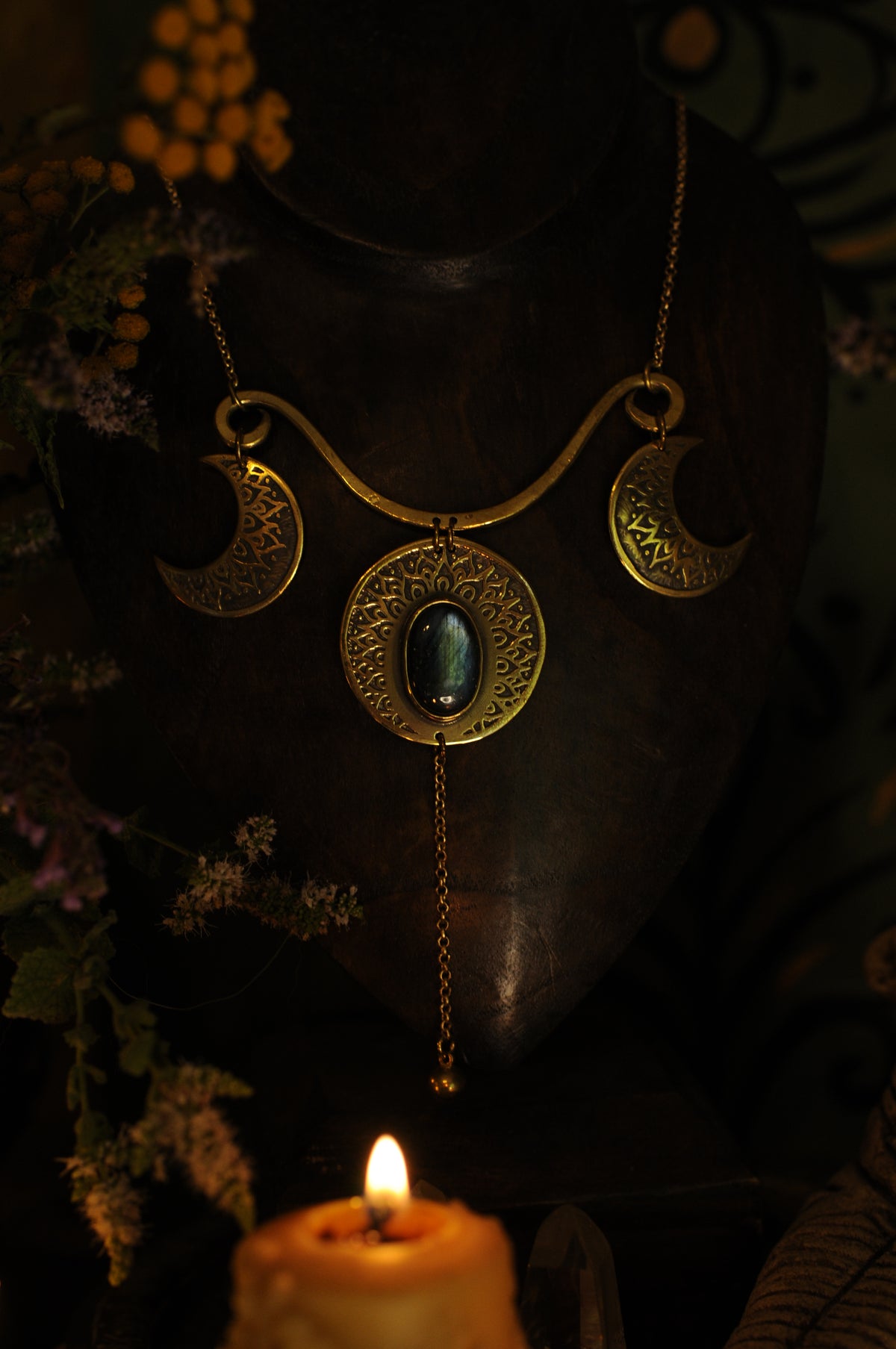 Collier grande Triple Lune gravée avec labradorite