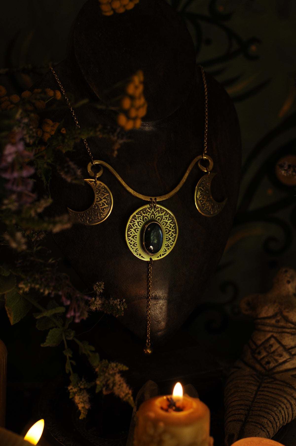 Collier grande Triple Lune gravée avec labradorite