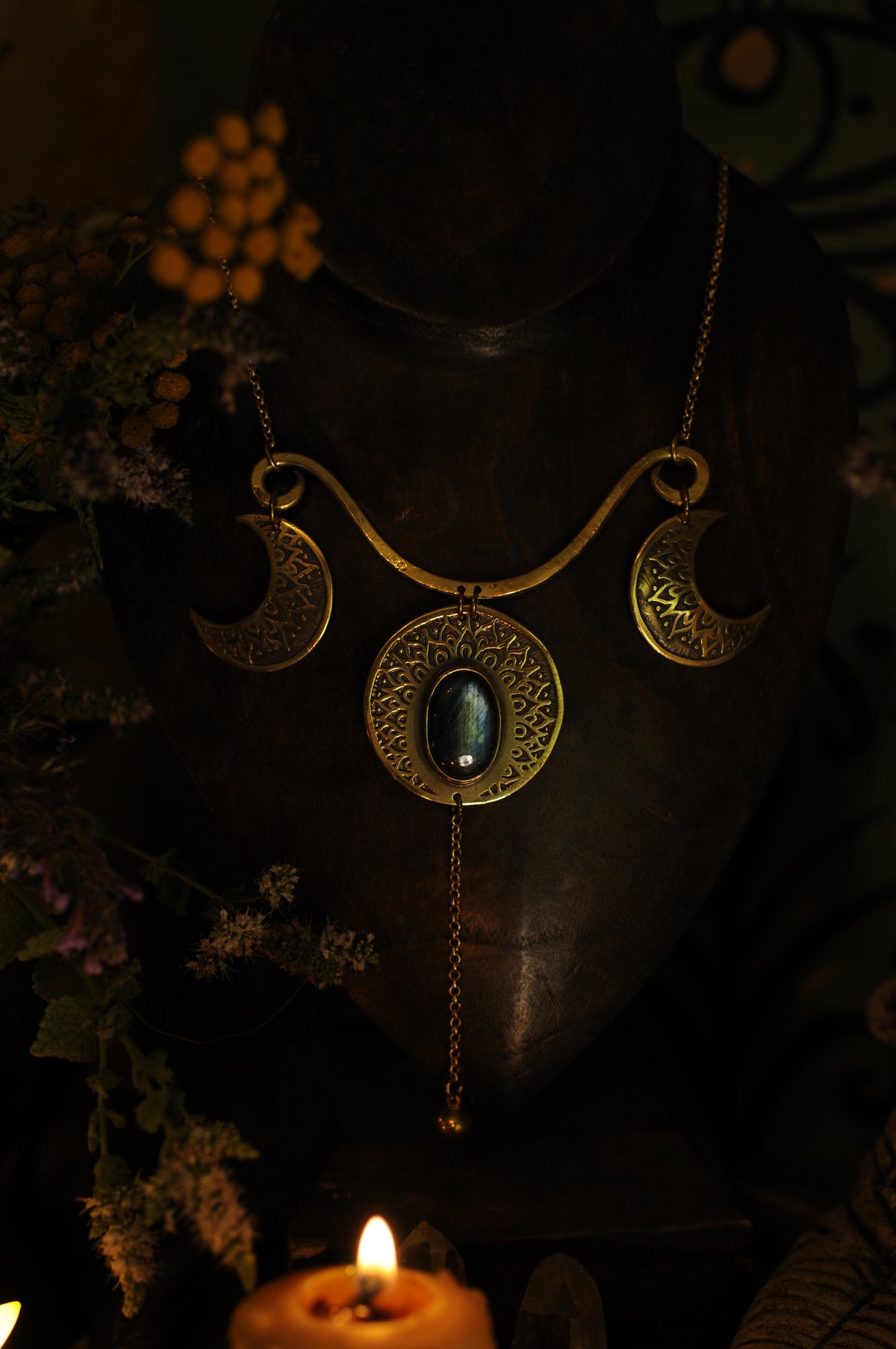 Collier grande Triple Lune gravée avec labradorite