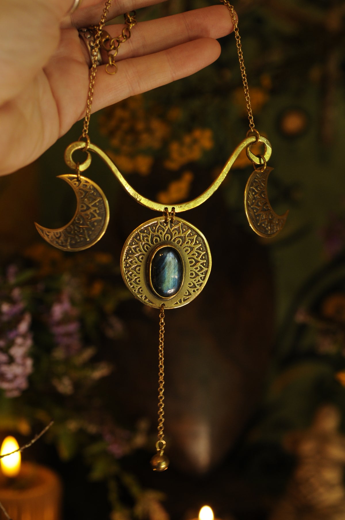 Collier grande Triple Lune gravée avec labradorite