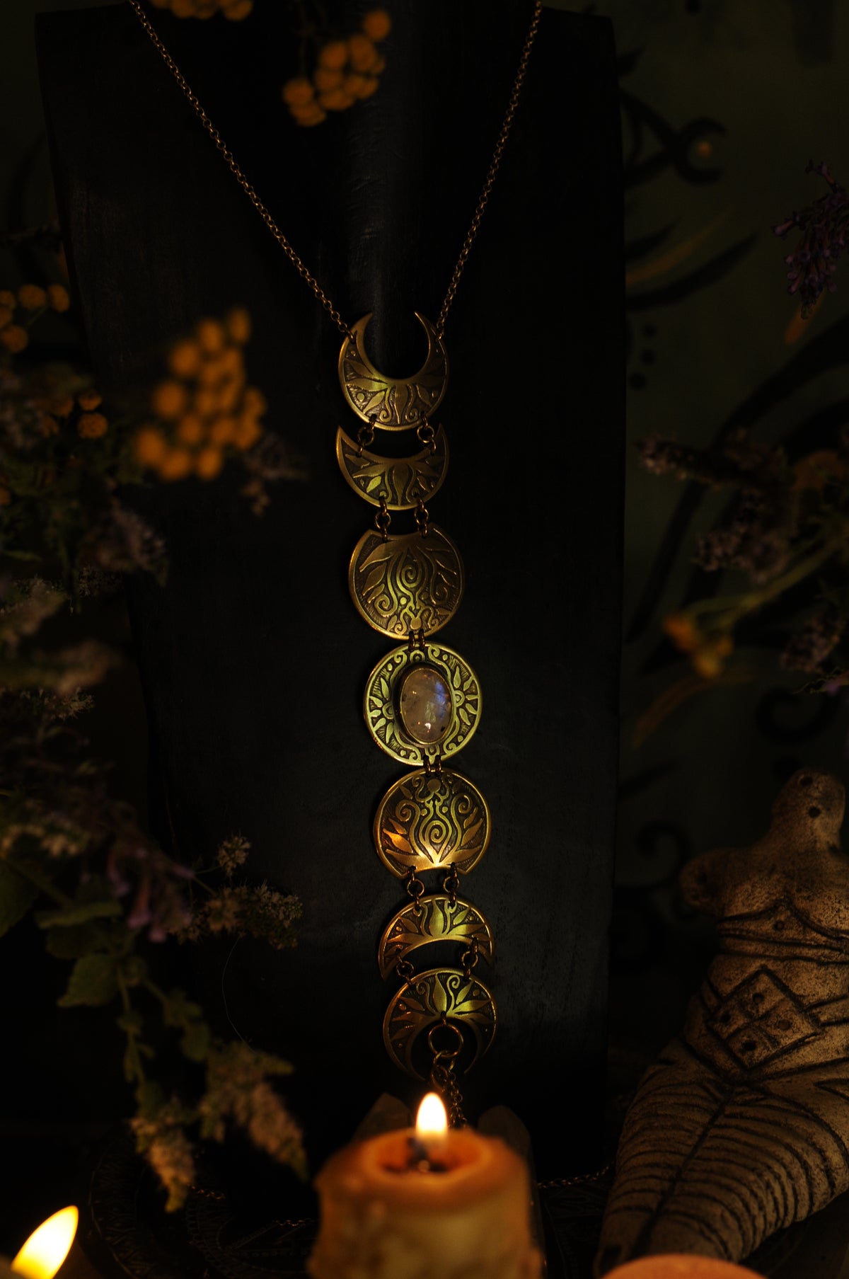 Grand bijou de corps Cycle lunaire en laiton gravé avec Péristérite