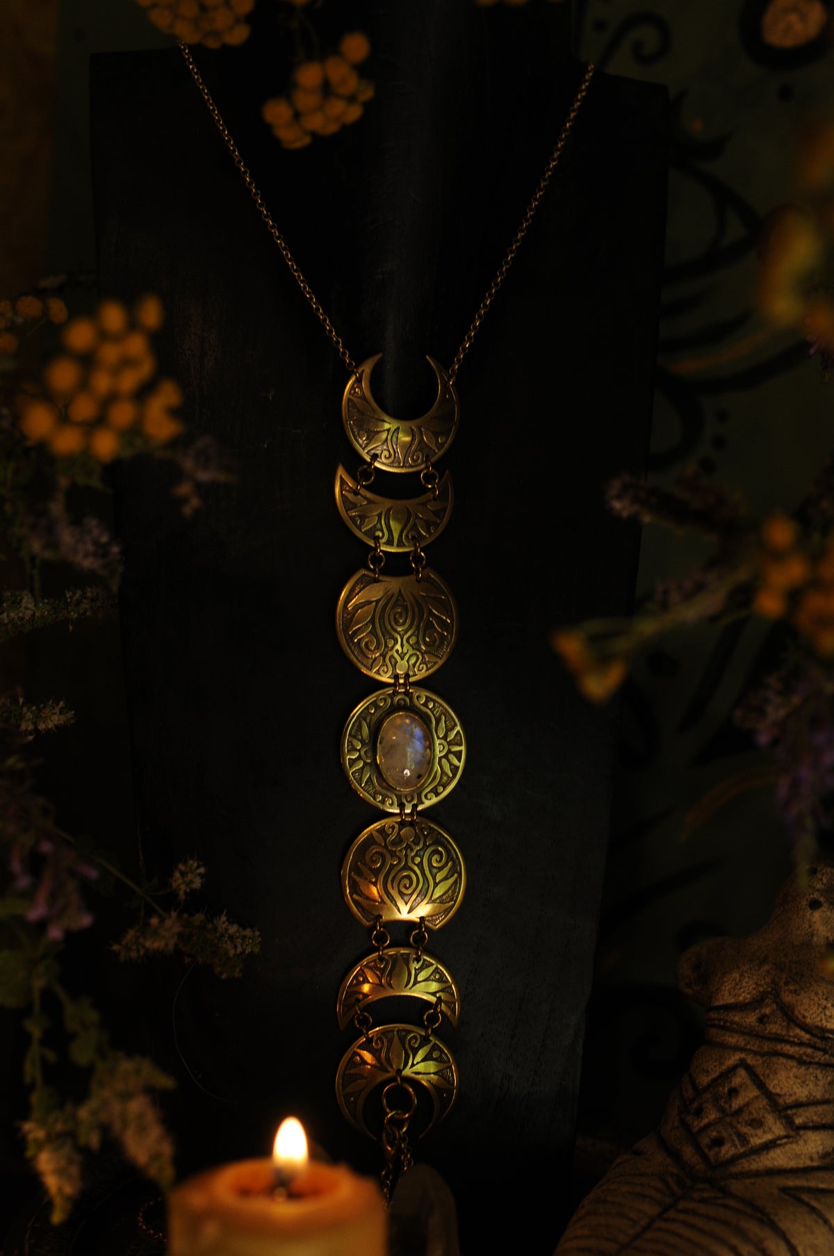 Grand bijou de corps Cycle lunaire en laiton gravé avec Péristérite
