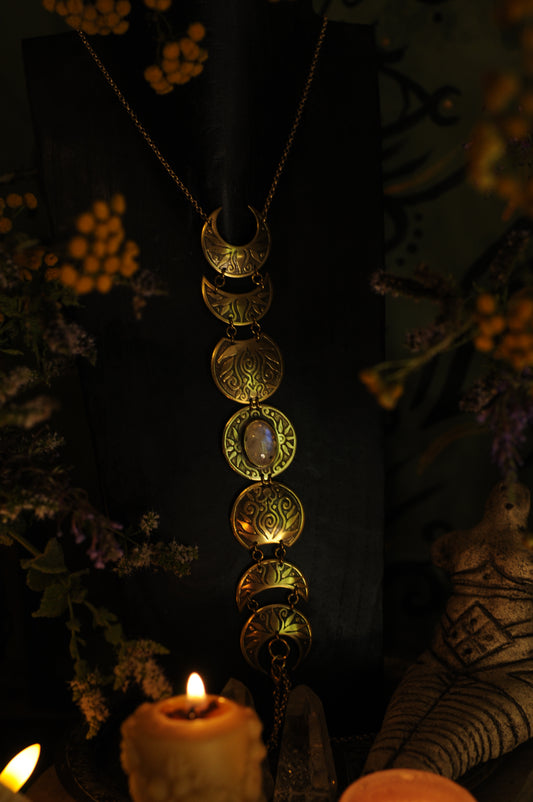 Grand bijou de corps Cycle lunaire en laiton gravé avec Péristérite