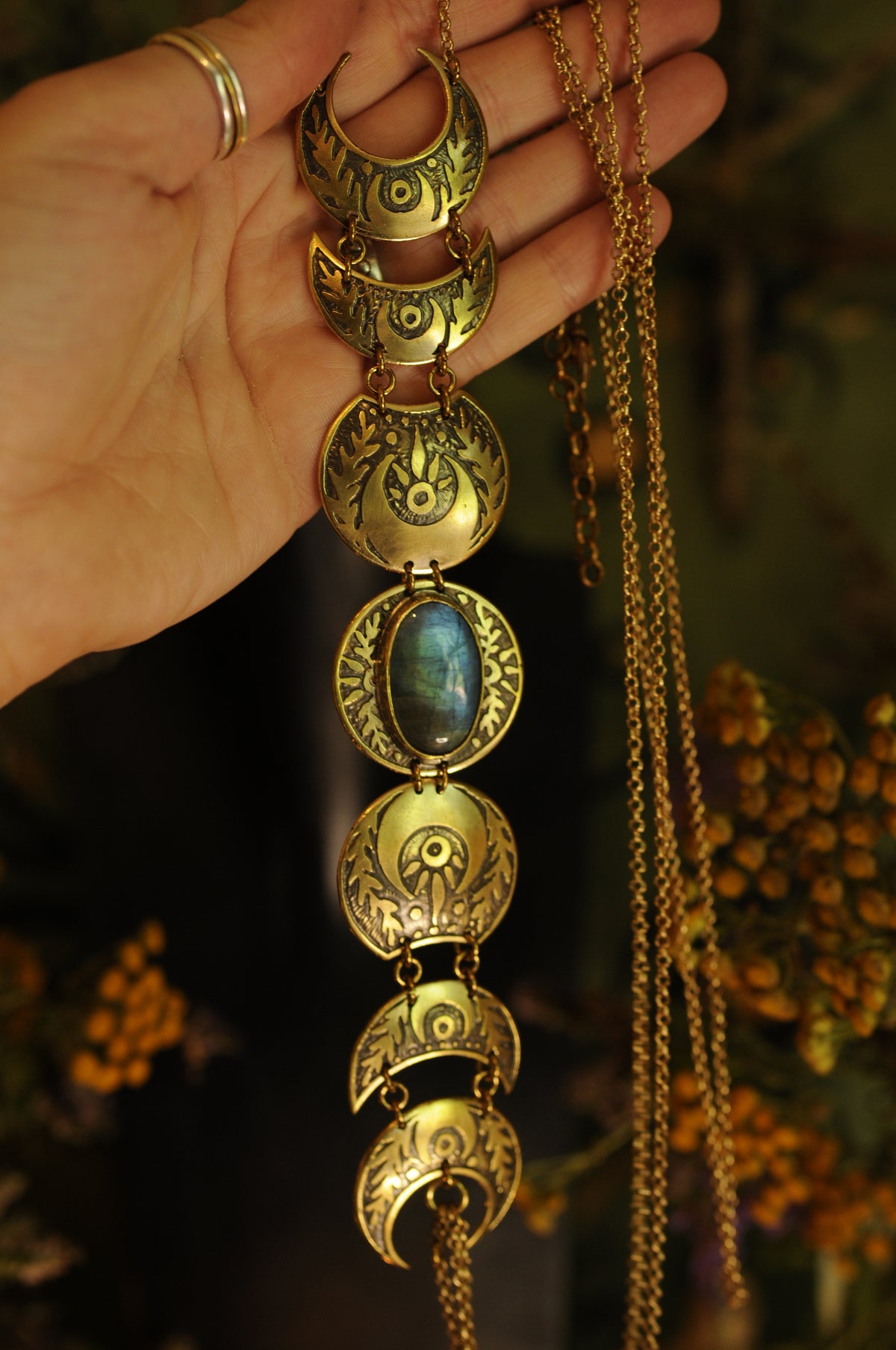 Grand bijou de corps Cycle lunaire en laiton gravé avec labradorite