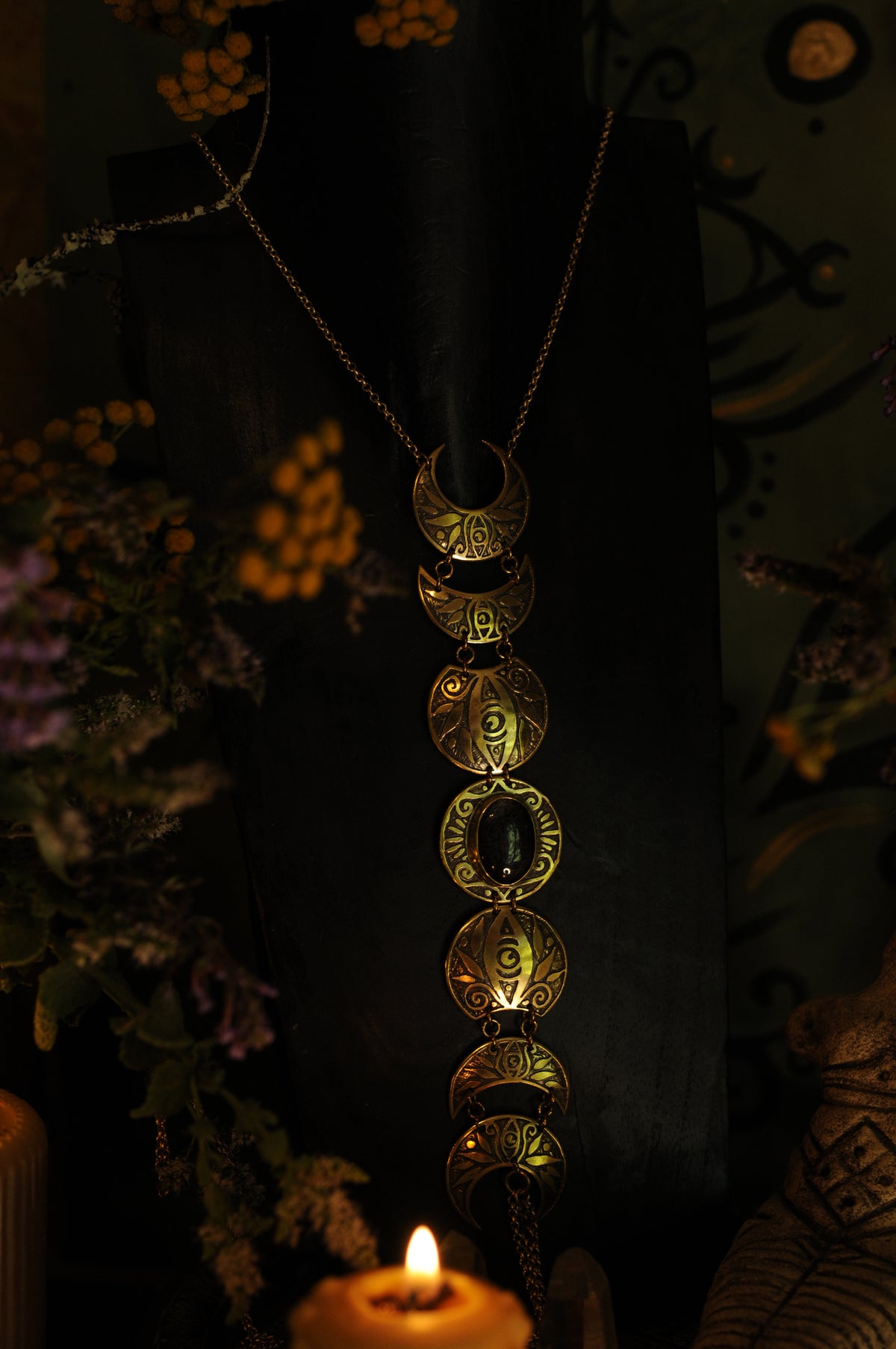 Grand bijou de corps Cycle lunaire en laiton gravé avec Obsidienne aux reflets argentés