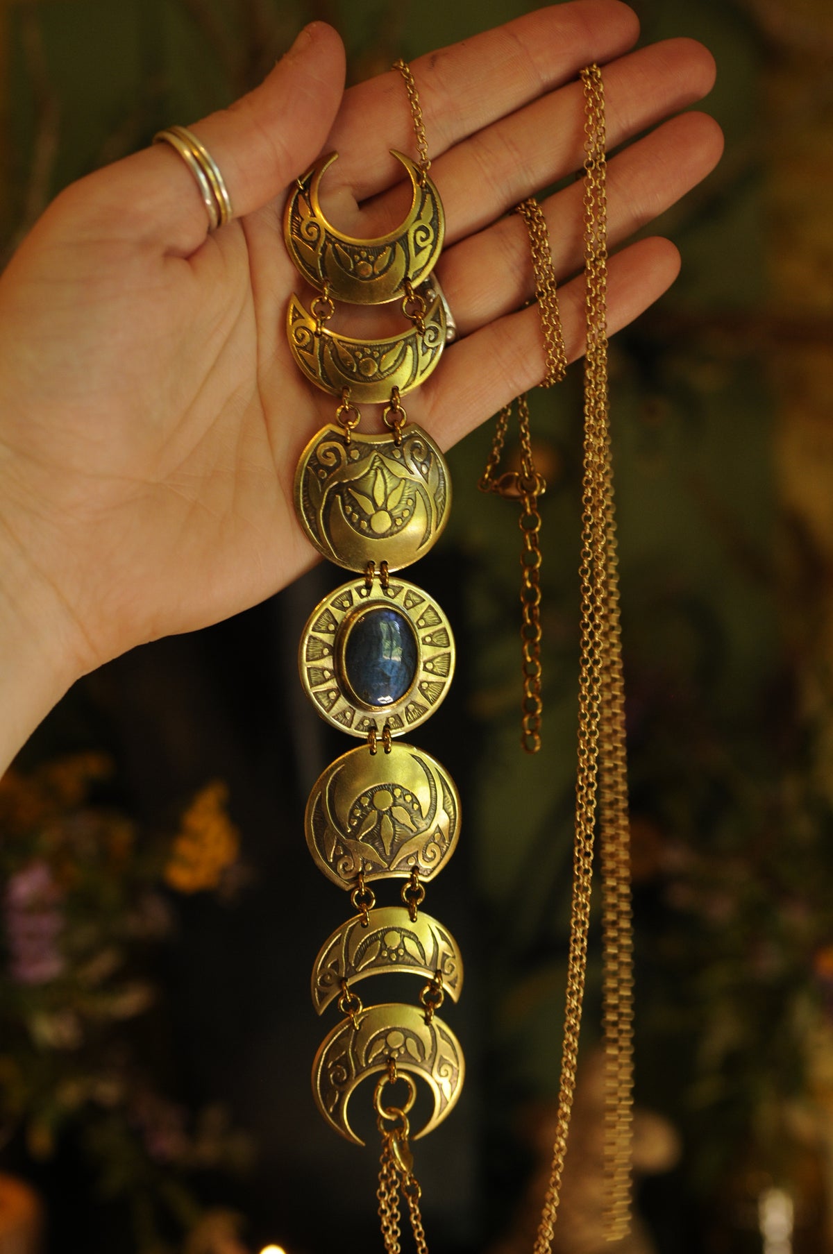 Grand bijou de corps Cycle lunaire en laiton gravé avec labradorite