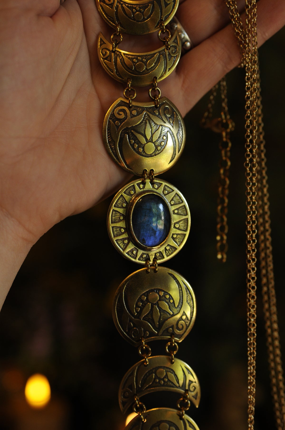Grand bijou de corps Cycle lunaire en laiton gravé avec labradorite