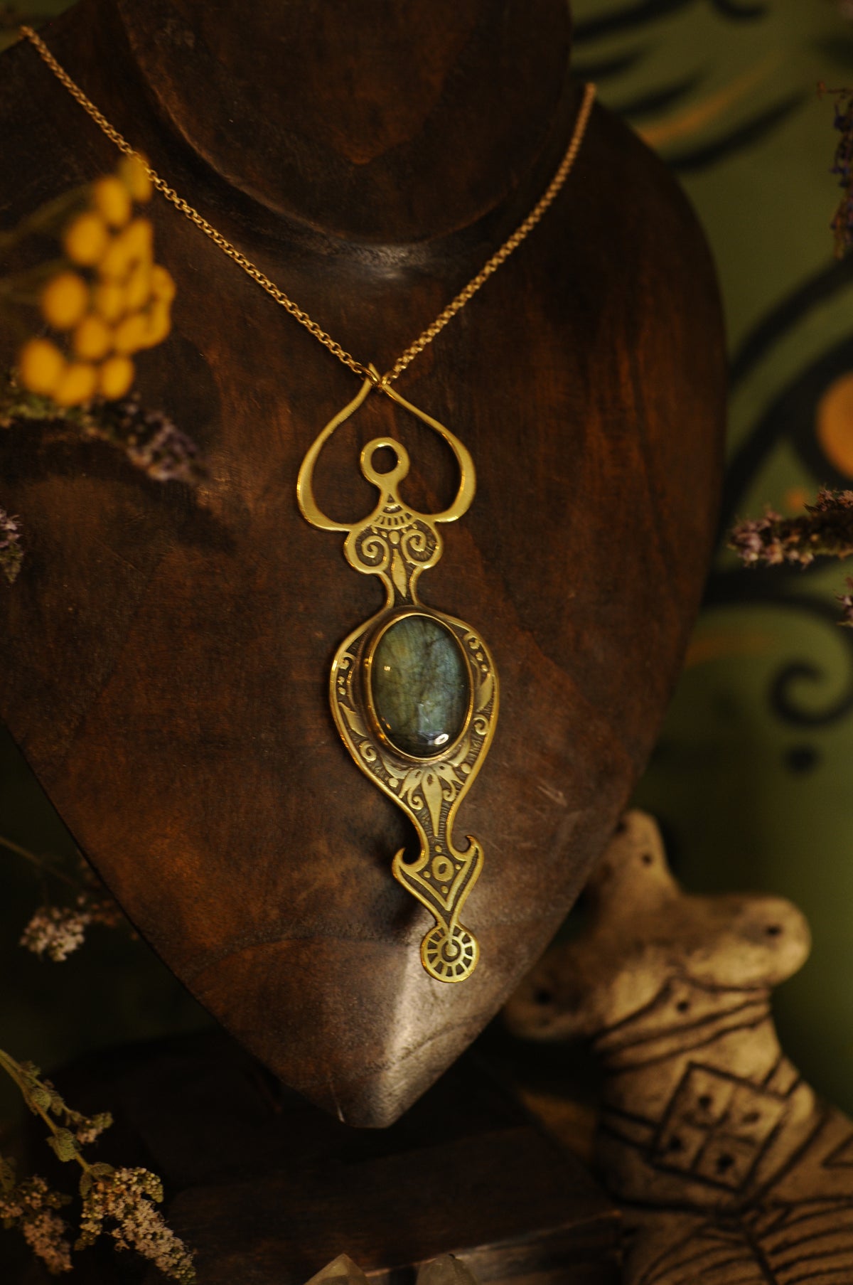 Grande Vénus d'été, pendentif laiton et labradorite verte