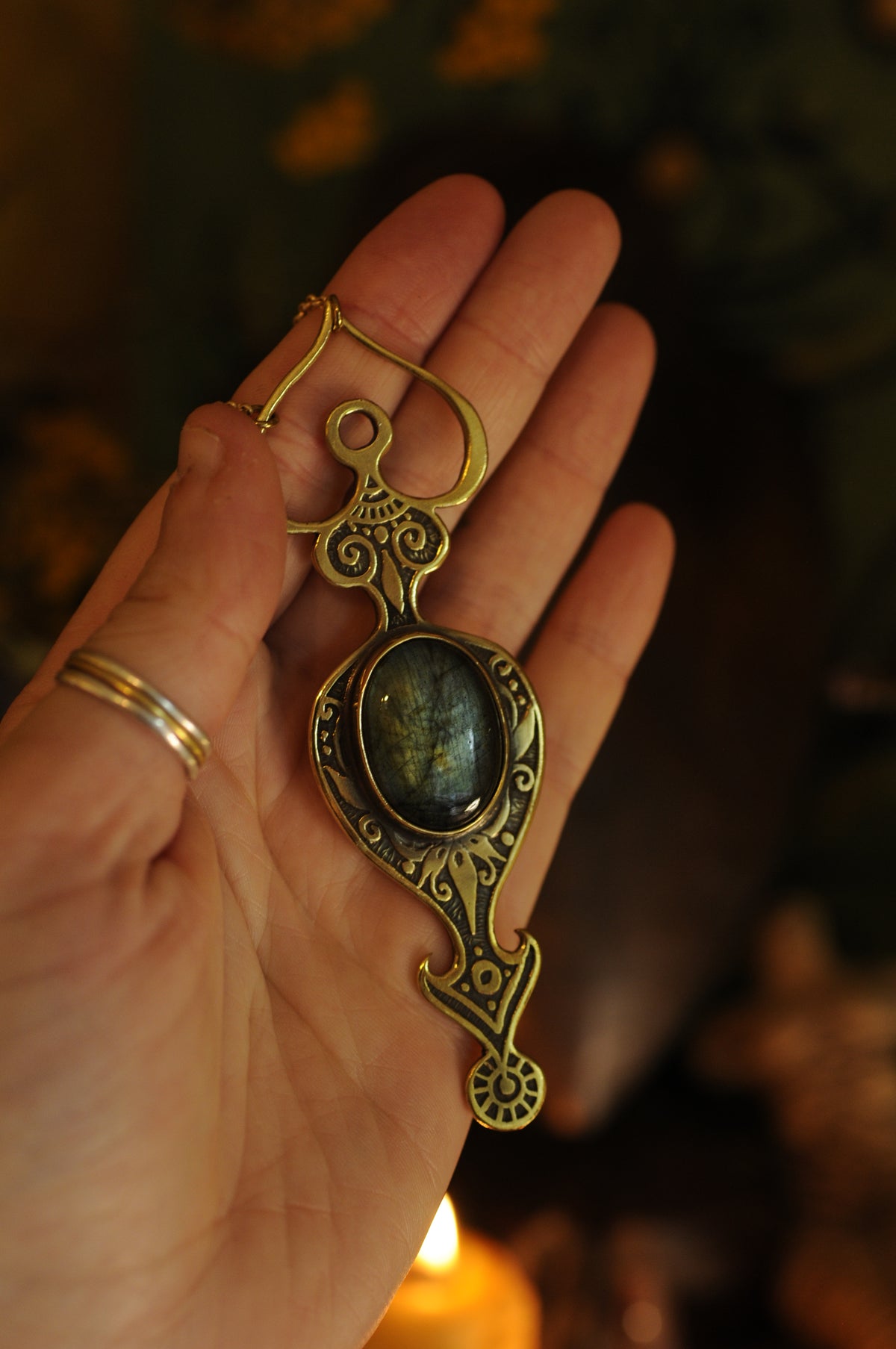 Grande Vénus d'été, pendentif laiton et labradorite verte