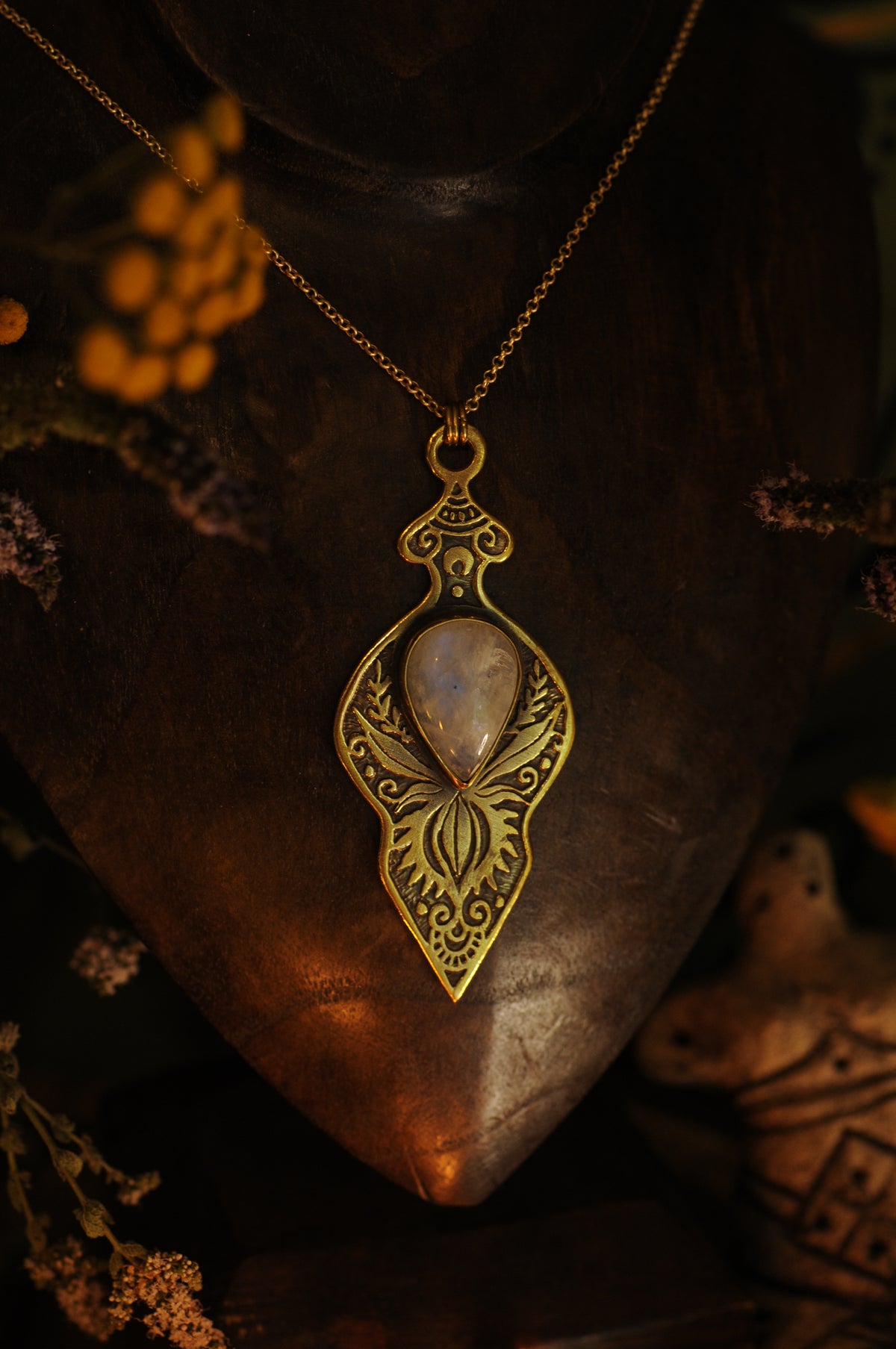 Vénus d'été, pendentif laiton et péristérite