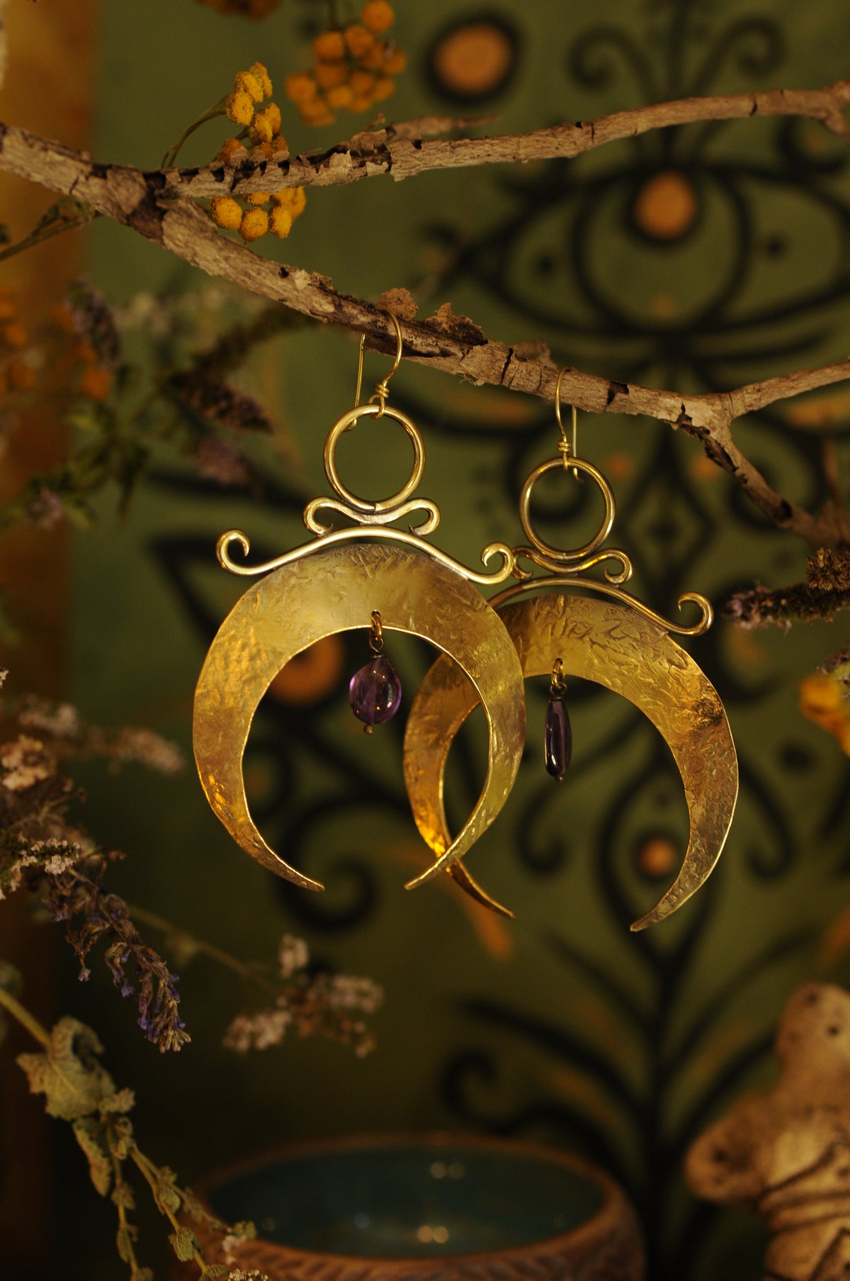 Grande boucles d'oreille Nyx antique en laiton martelé et perle d'améthyste
