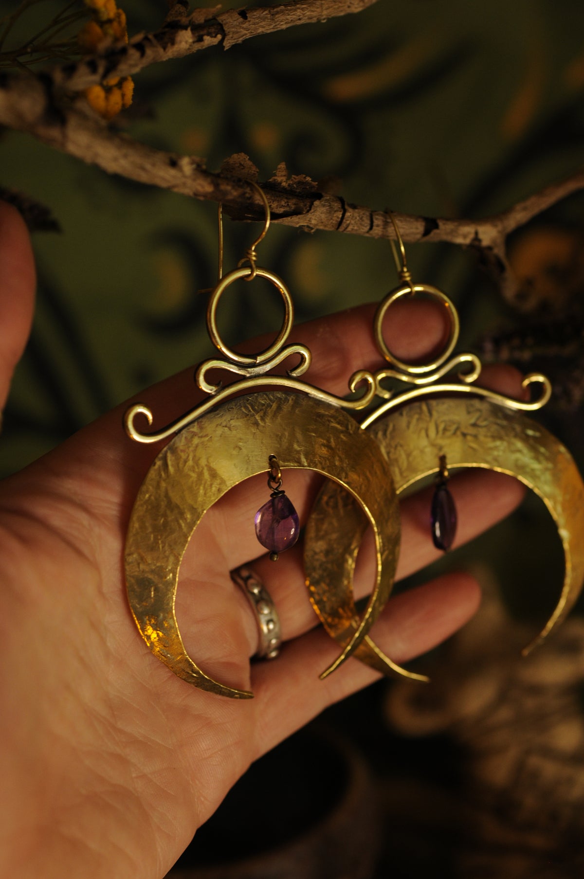 Grande boucles d'oreille Nyx antique en laiton martelé et perle d'améthyste