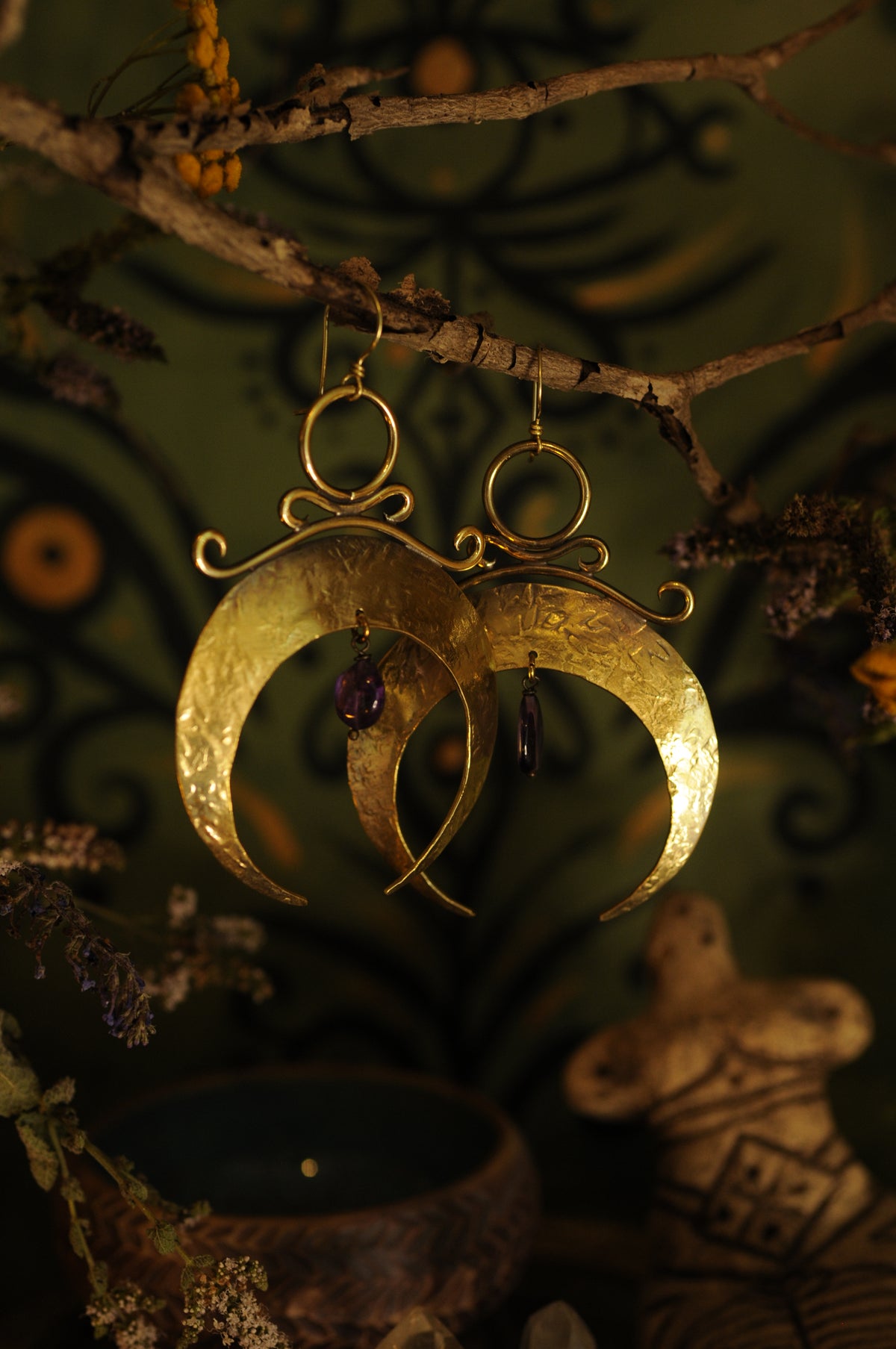 Grande boucles d'oreille Nyx antique en laiton martelé et perle d'améthyste
