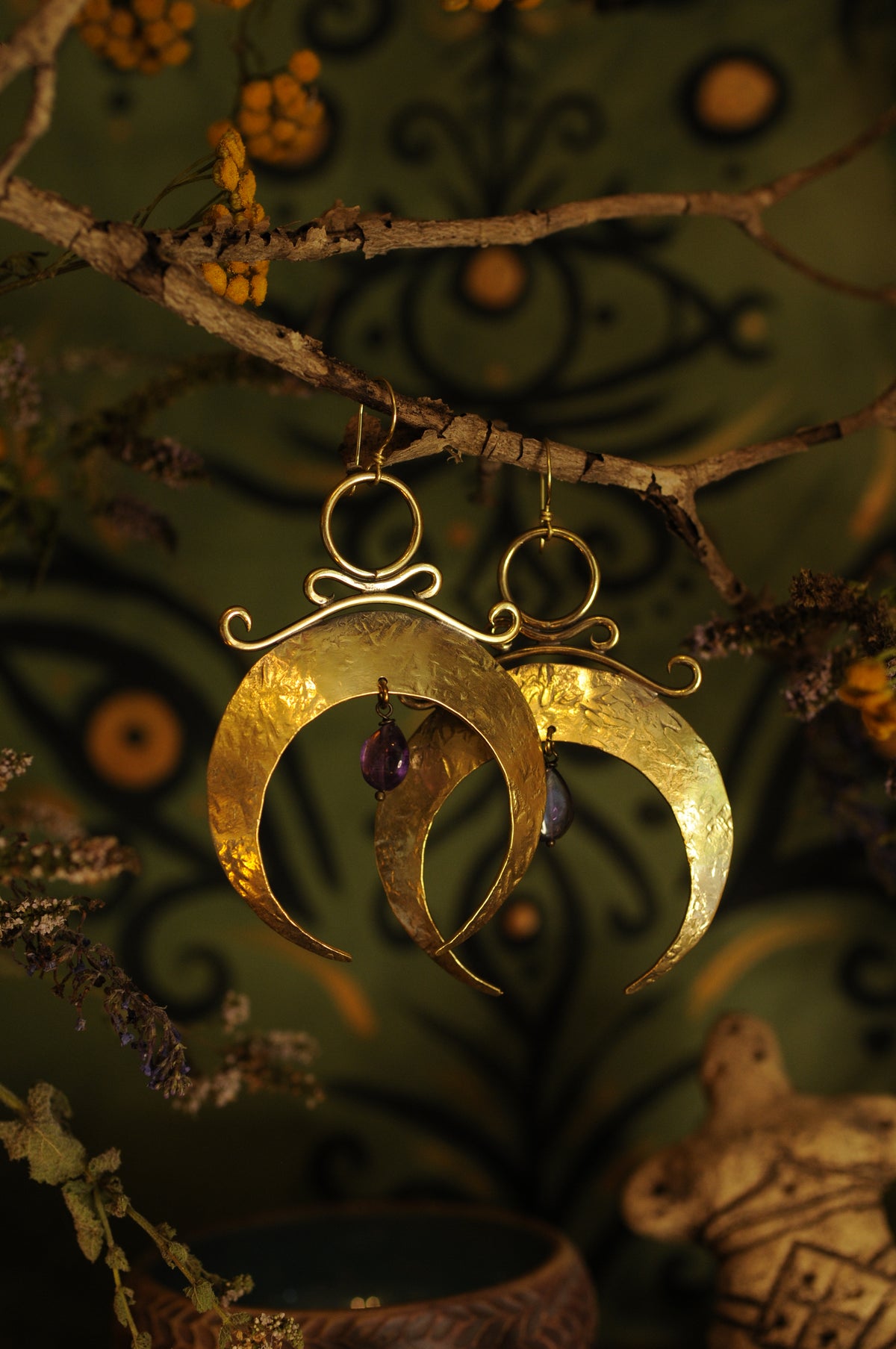 Grande boucles d'oreille Nyx antique en laiton martelé et perle d'améthyste
