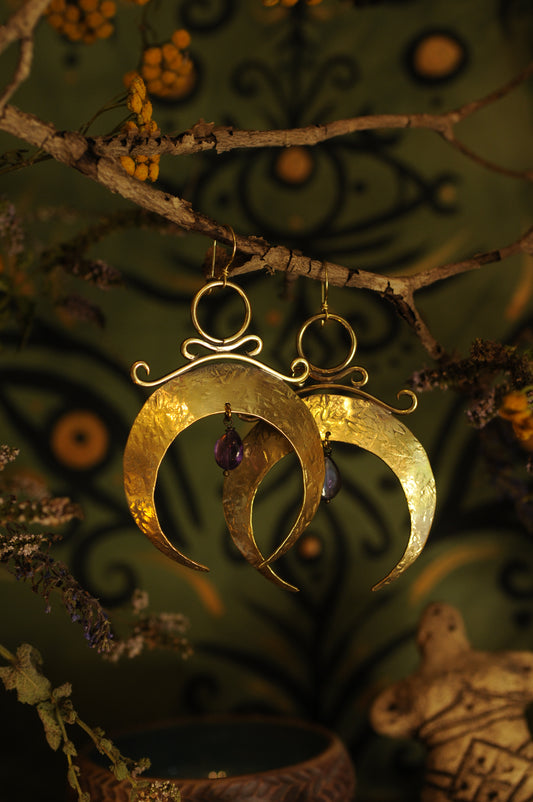 Grande boucles d'oreille Nyx antique en laiton martelé et perle d'améthyste